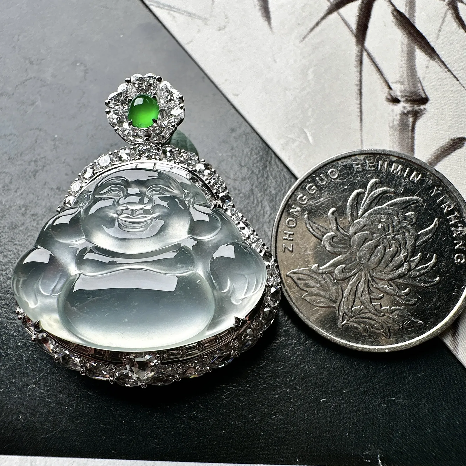 【玻璃种佛公吊坠】种水上乘，晶莹剔透，纯净通透，莹光感很强，18k金钻镶嵌，裸石尺寸20*27.4*5毫米