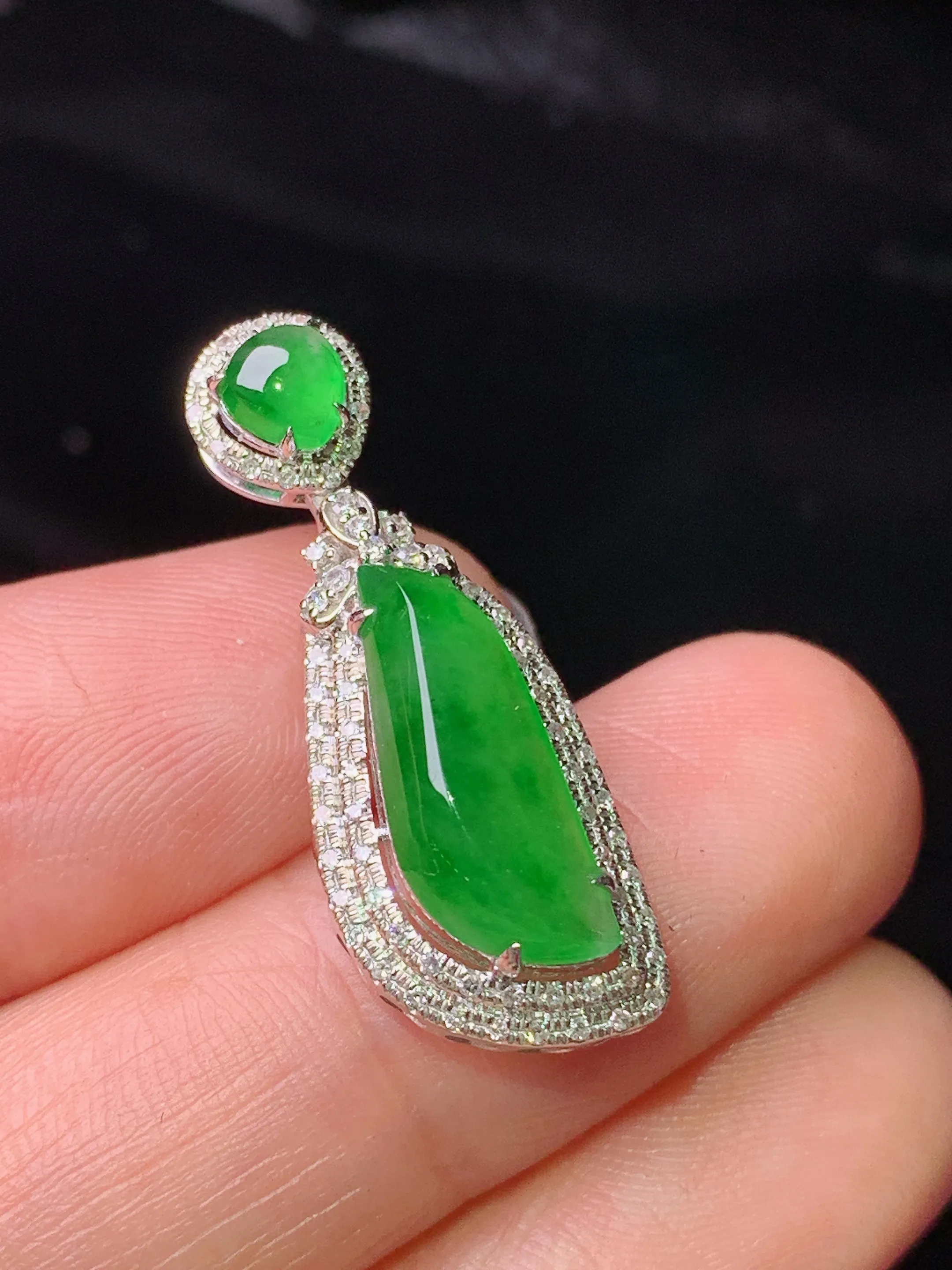 18k金钻镶嵌满绿随形吊坠 玉质细腻 色泽清新艳丽 整体尺寸28.5*10.6*8