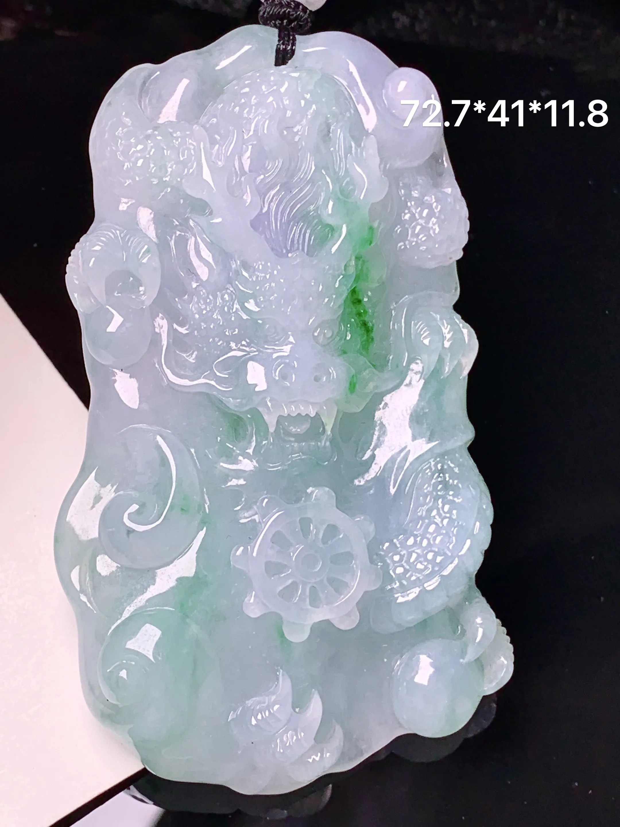 飘绿龙牌吊坠 玉质细腻 色泽艳丽清新 整体尺寸72.7*41*11.8