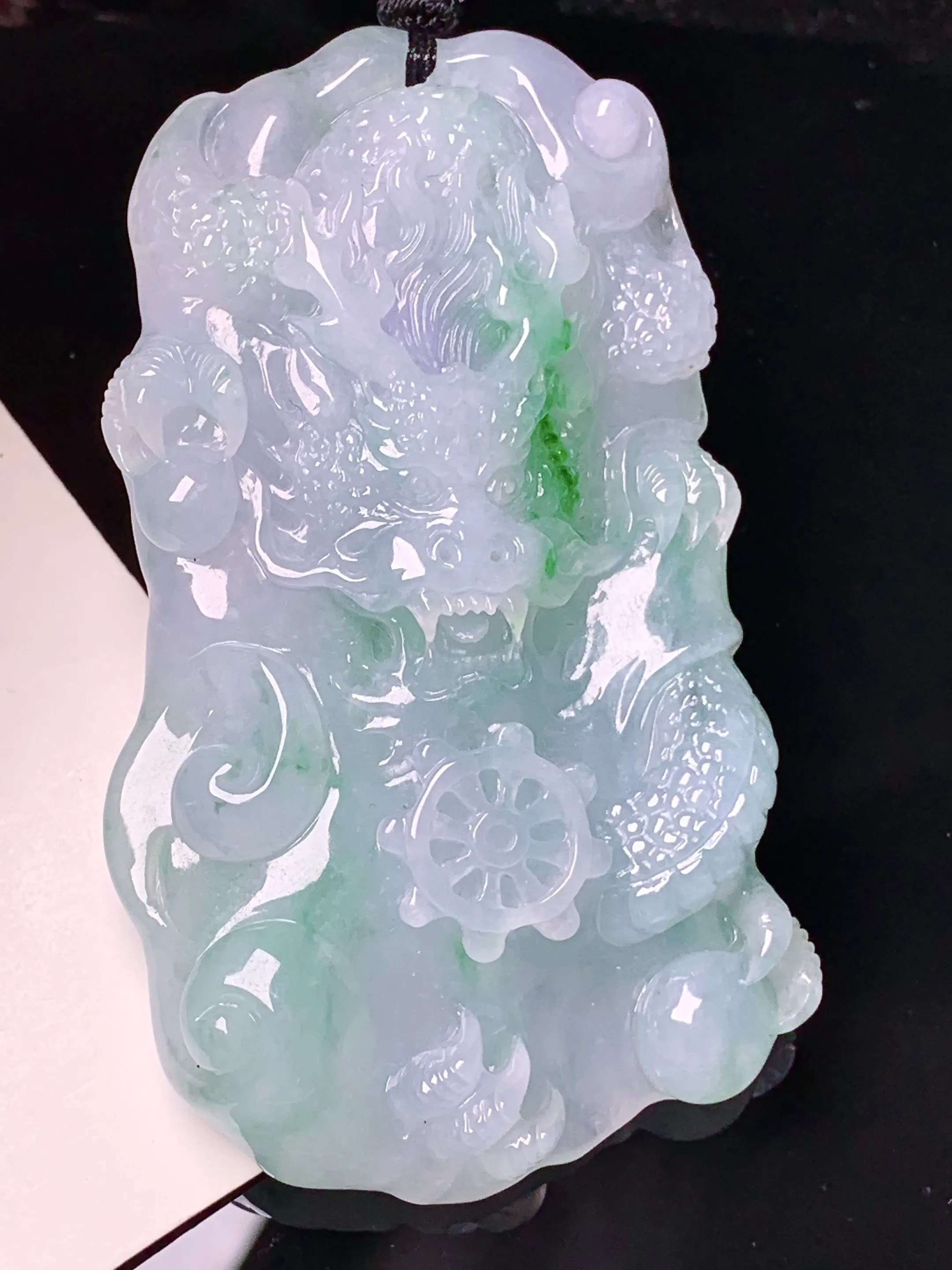 飘绿龙牌吊坠 玉质细腻 色泽艳丽清新 整体尺寸72.7*41*11.8