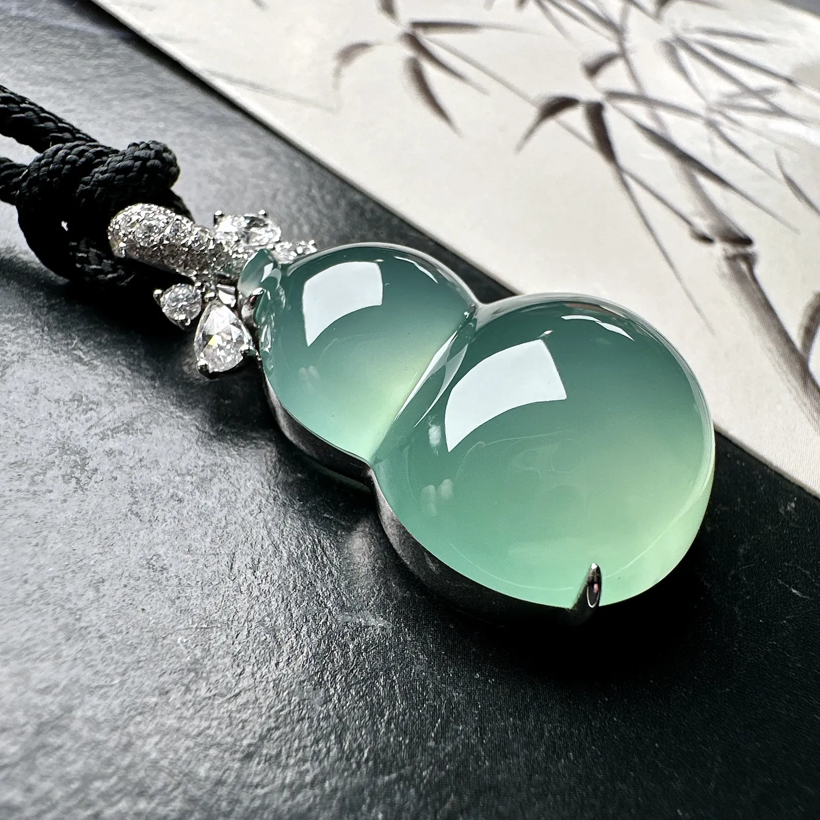 【冰种晴绿葫芦吊坠】质地细腻，冰润起光，胶感强烈，冰感明显，18K金钻精美镶嵌，裸石尺寸28.6*20.7*10.4毫米