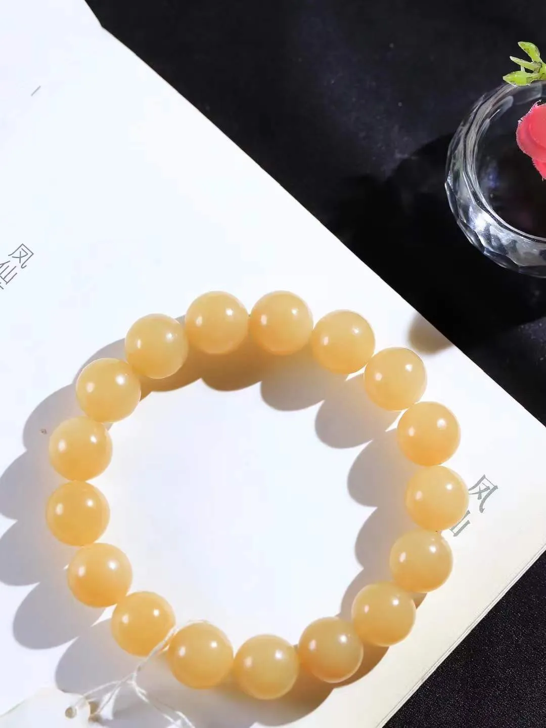 【珠圆玉润.手串】

精品和田玉糖白玉珠圆玉润手串 玉质温润细腻  整串打磨圆润，佩戴舒适。珠珠落玉盘，间关莺语花底滑，一生美好时光，无论身在何处，都有它相伴相守。事事顺遂，幸福美满，吉祥如意。重44.2克   尺寸取一12mm   FDL-311143086