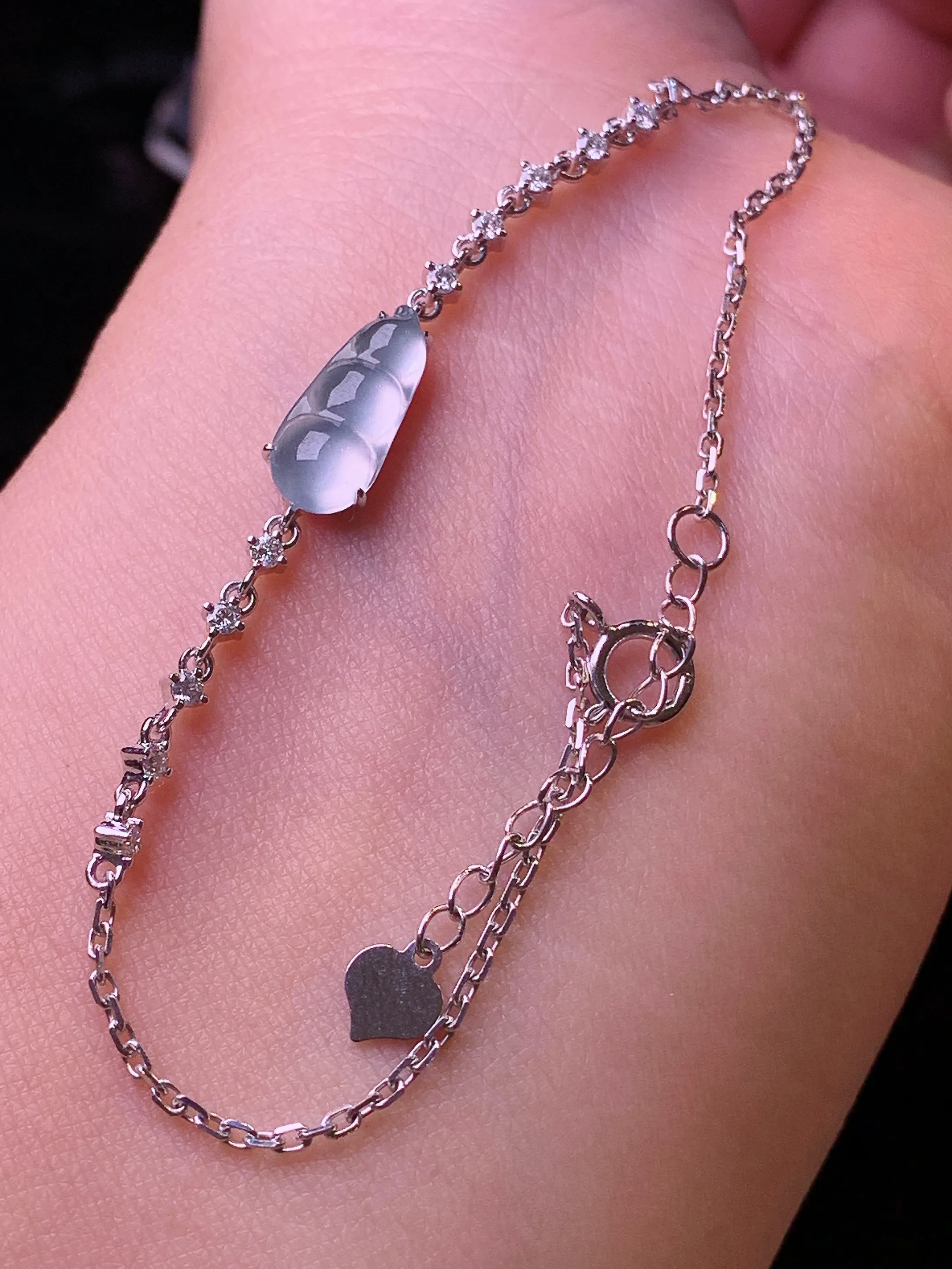 18k金钻镶嵌冰种四季豆手链 玉质细腻 色泽清新艳丽 裸石尺寸12*5.5*3