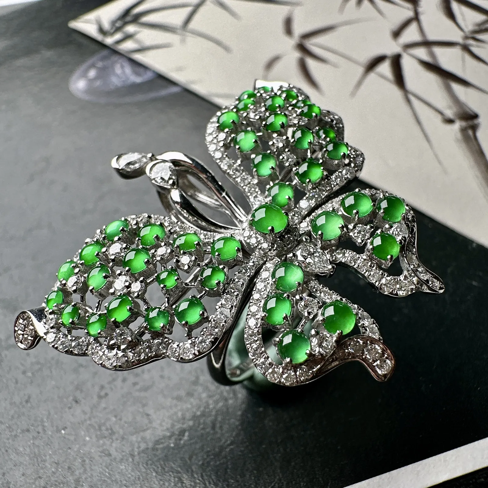 【冰种满绿蛋面镶嵌蝴蝶】镶嵌吊坠、胸针、戒指多用款，款式新颖，种水色俱全，冰透闪亮，通透感饱满度很好