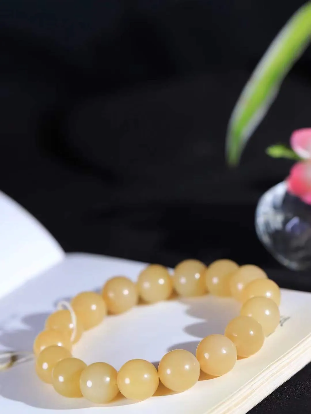 【珠圆玉润.手串】

精品和田玉糖白玉珠圆玉润手串 玉质温润细腻  整串打磨圆润，佩戴舒适。珠珠落玉