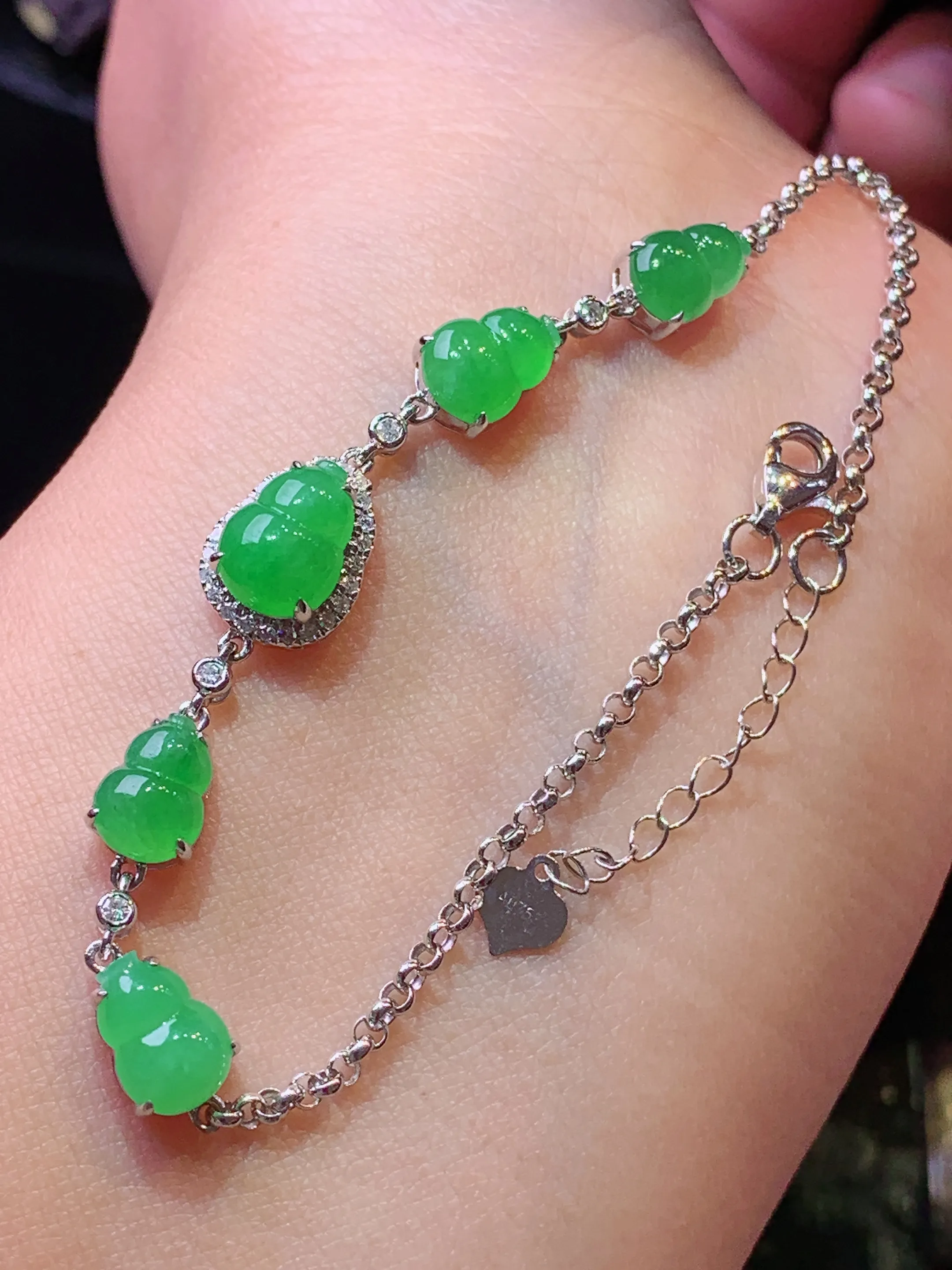 18k金钻镶嵌满绿葫芦手链 玉质细腻 色泽清新艳丽 整体尺寸65.8*8.5*6.5
