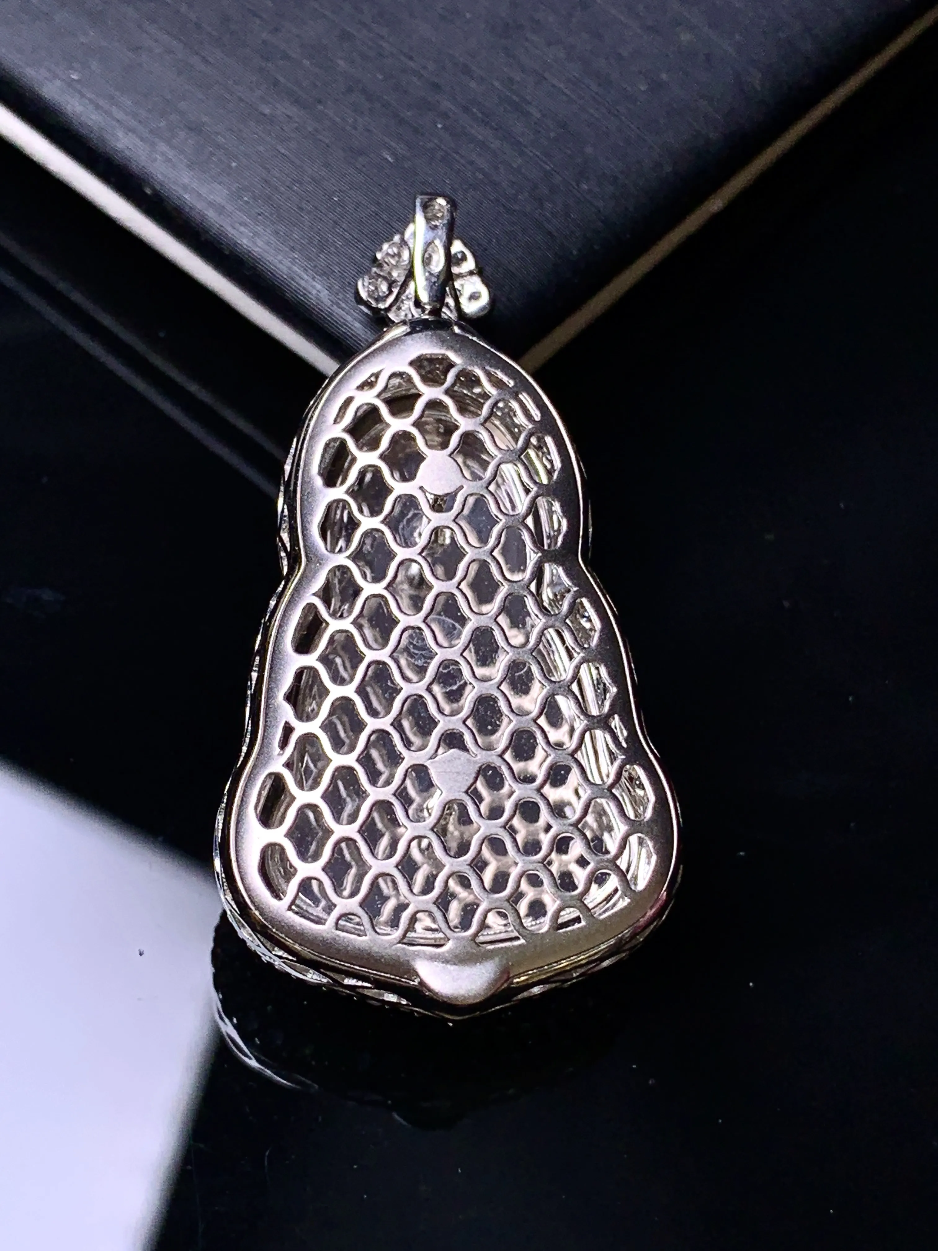 18k金钻镶嵌冰种观音菩萨吊坠 玉质细腻 色泽清新艳丽 整体尺寸38.2*20*9.8