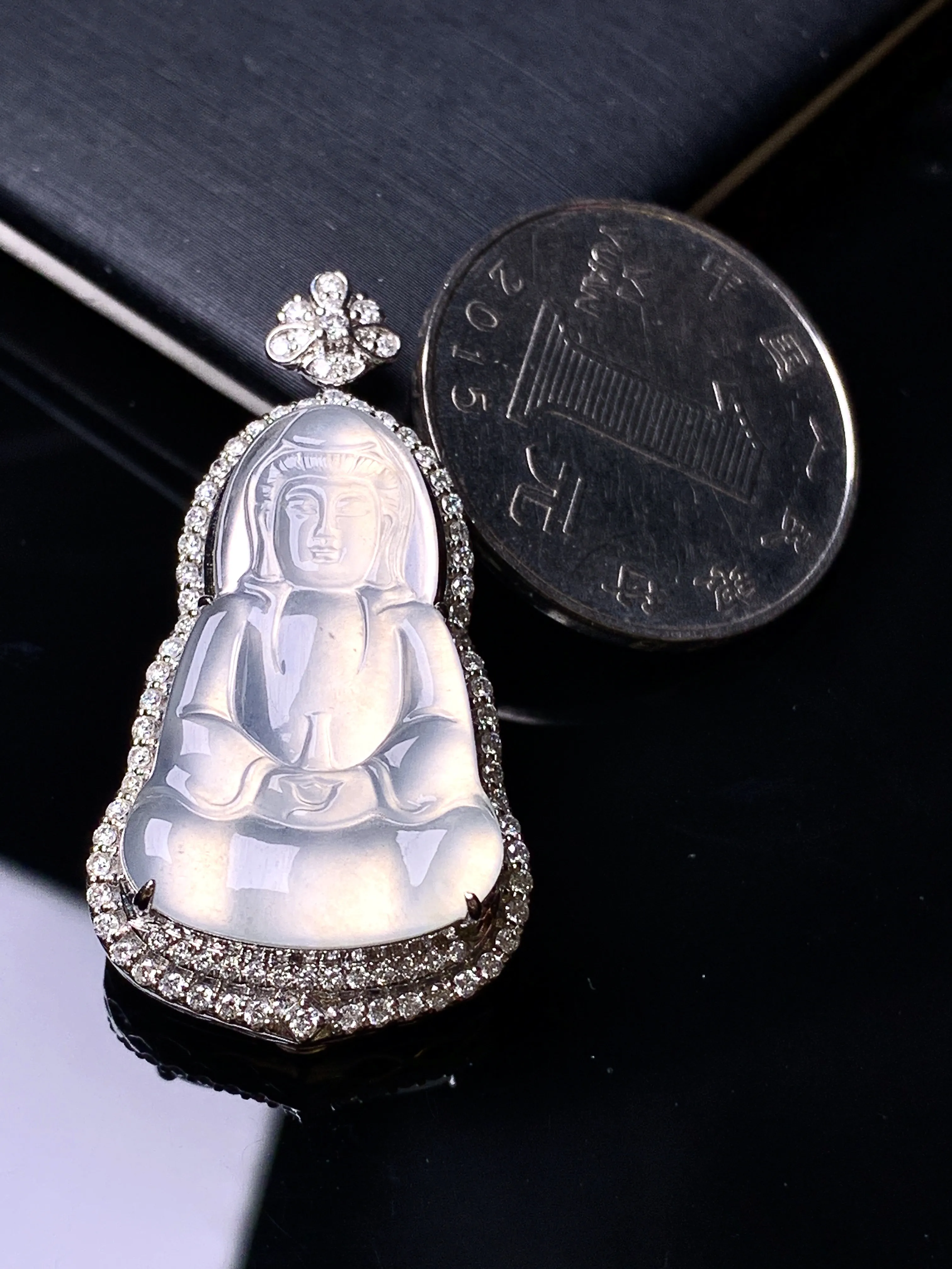 18k金钻镶嵌冰种观音菩萨吊坠 玉质细腻 色泽清新艳丽 整体尺寸38.2*20*9.8