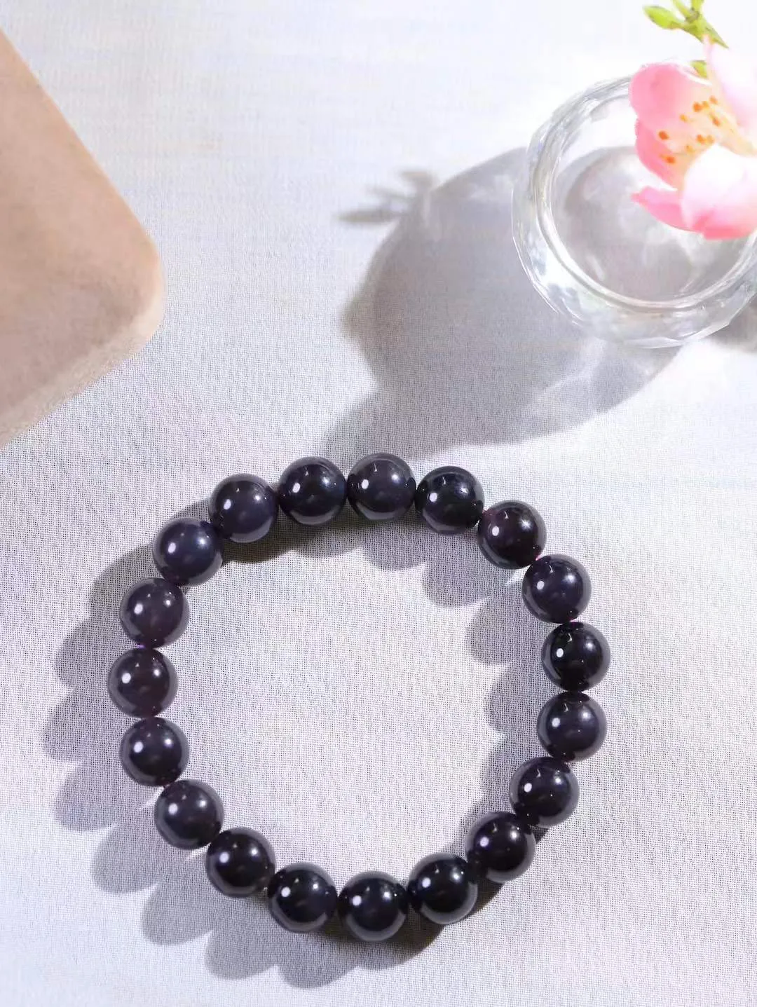 【珠圆玉润.手串】

精品和田玉紫罗兰珠圆玉润手串 玉质温润细腻  整串打磨圆润，佩戴舒适。珠珠落玉盘，间关莺语花底滑，一生美好时光，无论身在何处，都有它相伴相守。事事顺遂，幸福美满，吉祥如意。重29克 尺寸取一10mm FDT-161103013
