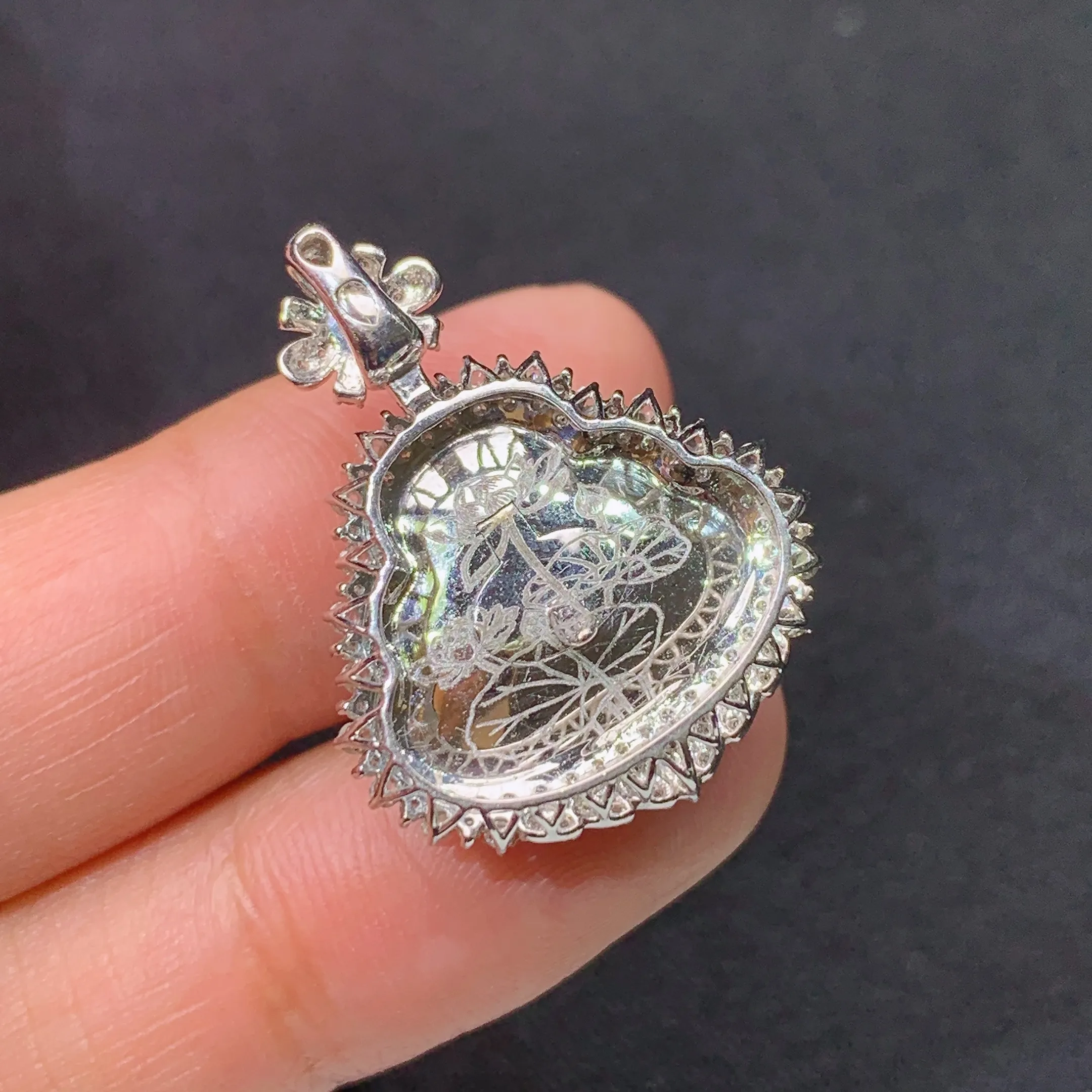 冰飘绿笑佛吊坠，18k金镶嵌，冰润色阳，品相好，种水足，整体尺寸27.1*21*8.4