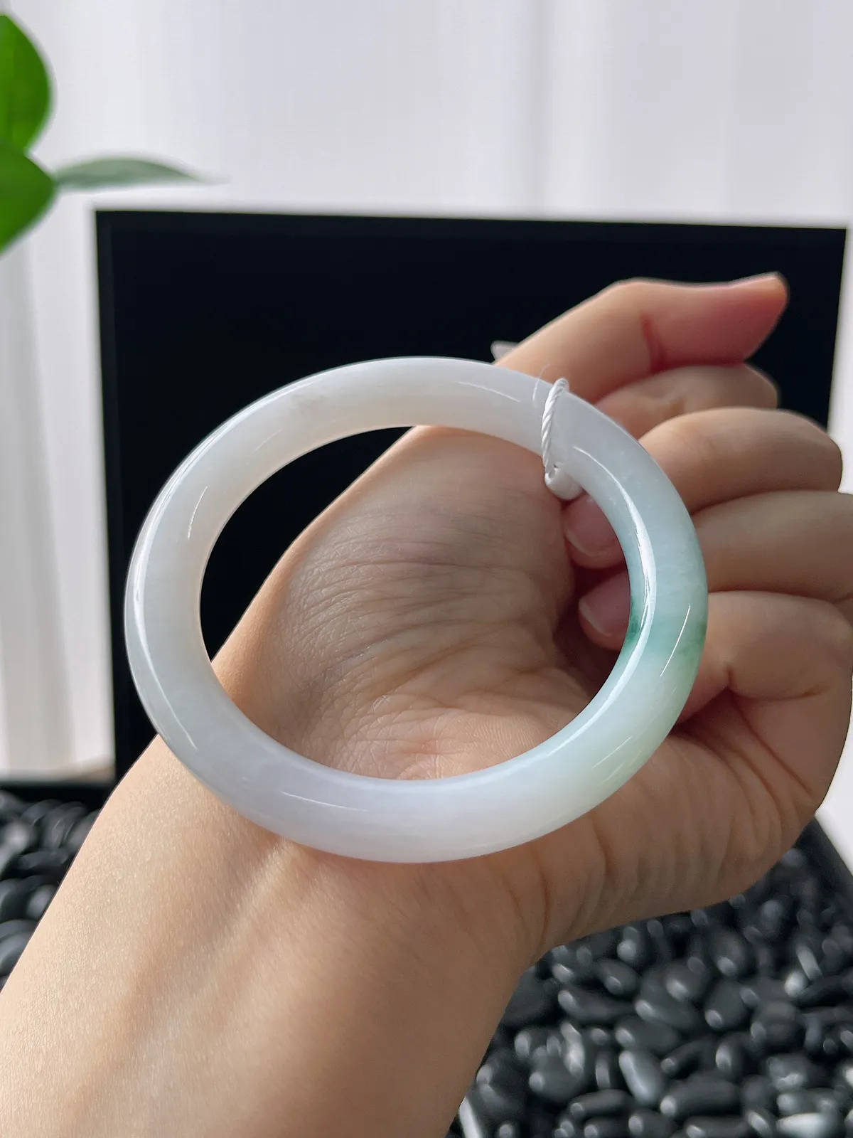 圆镯52.4圈口，翡翠糯化种飘花手镯