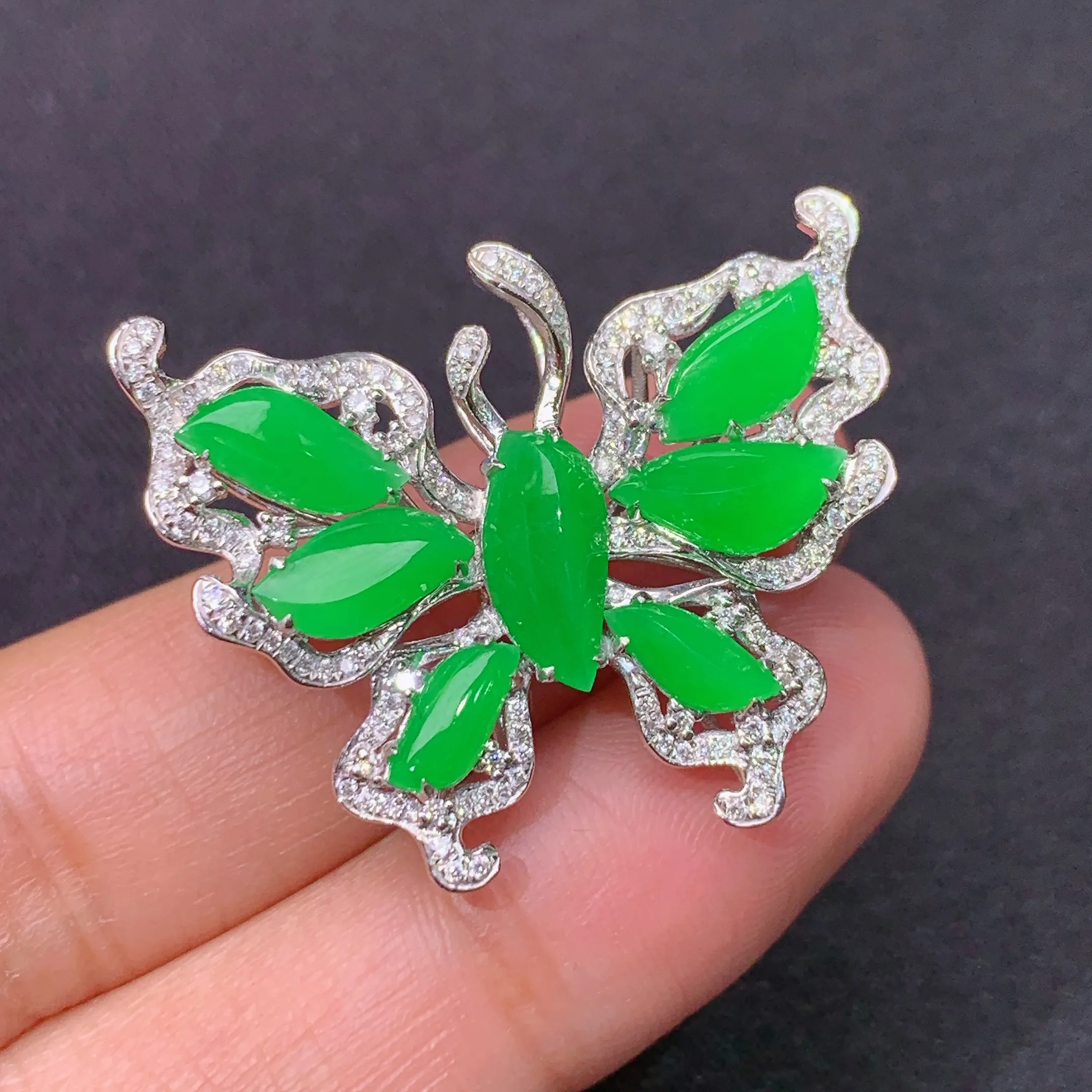 冰阳绿随形蝴蝶胸针，吊坠两用款，18k金镶嵌，款式新颖，冰润色阳，种水足，整体尺寸25.2*31*8.7