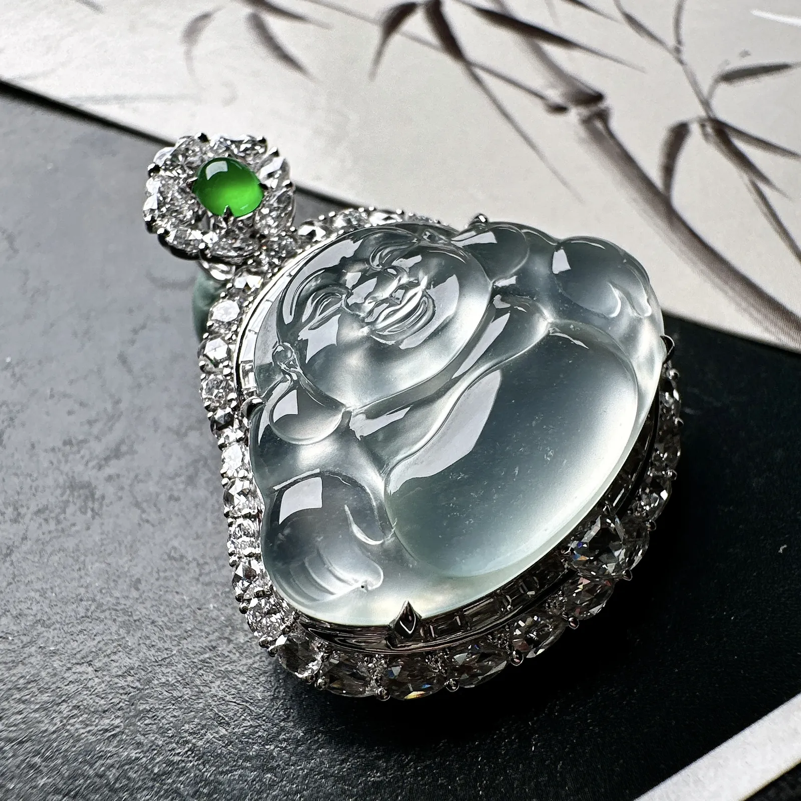 【玻璃种佛公吊坠】种水上乘，晶莹剔透，纯净通透，莹光感很强，18k金钻镶嵌，裸石尺寸20*27.4*5毫米