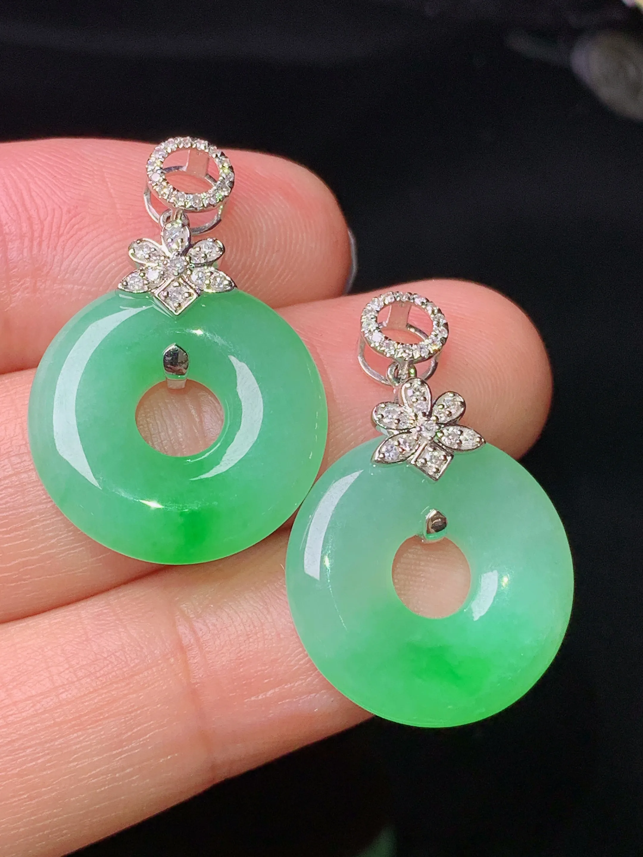 18k金钻镶嵌翠绿平安环耳坠 玉质细腻 色泽清新艳丽 整体尺寸34.5*17.5*4