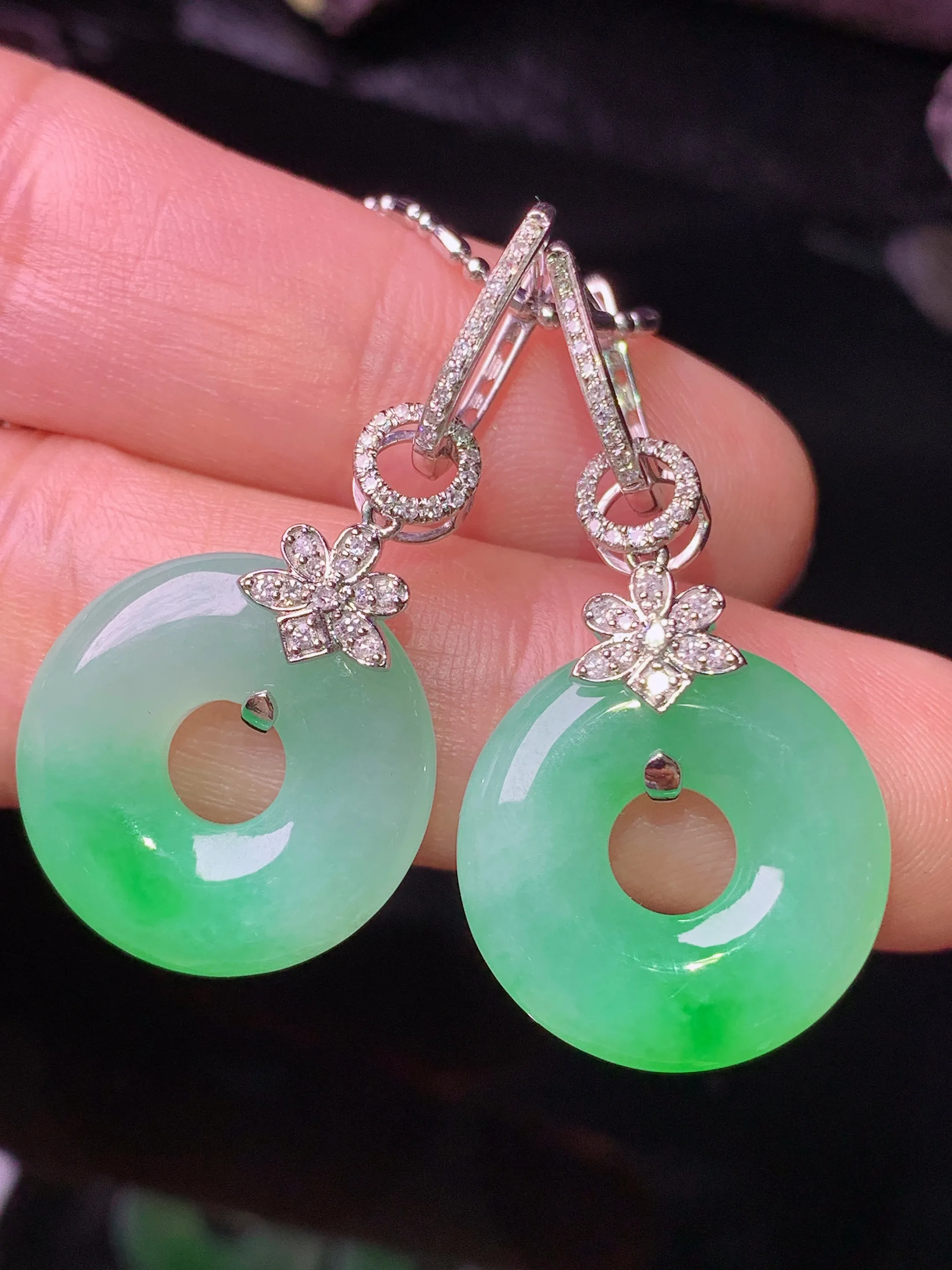 18k金钻镶嵌翠绿平安环耳坠 玉质细腻 色泽清新艳丽 整体尺寸34.5*17.5*4