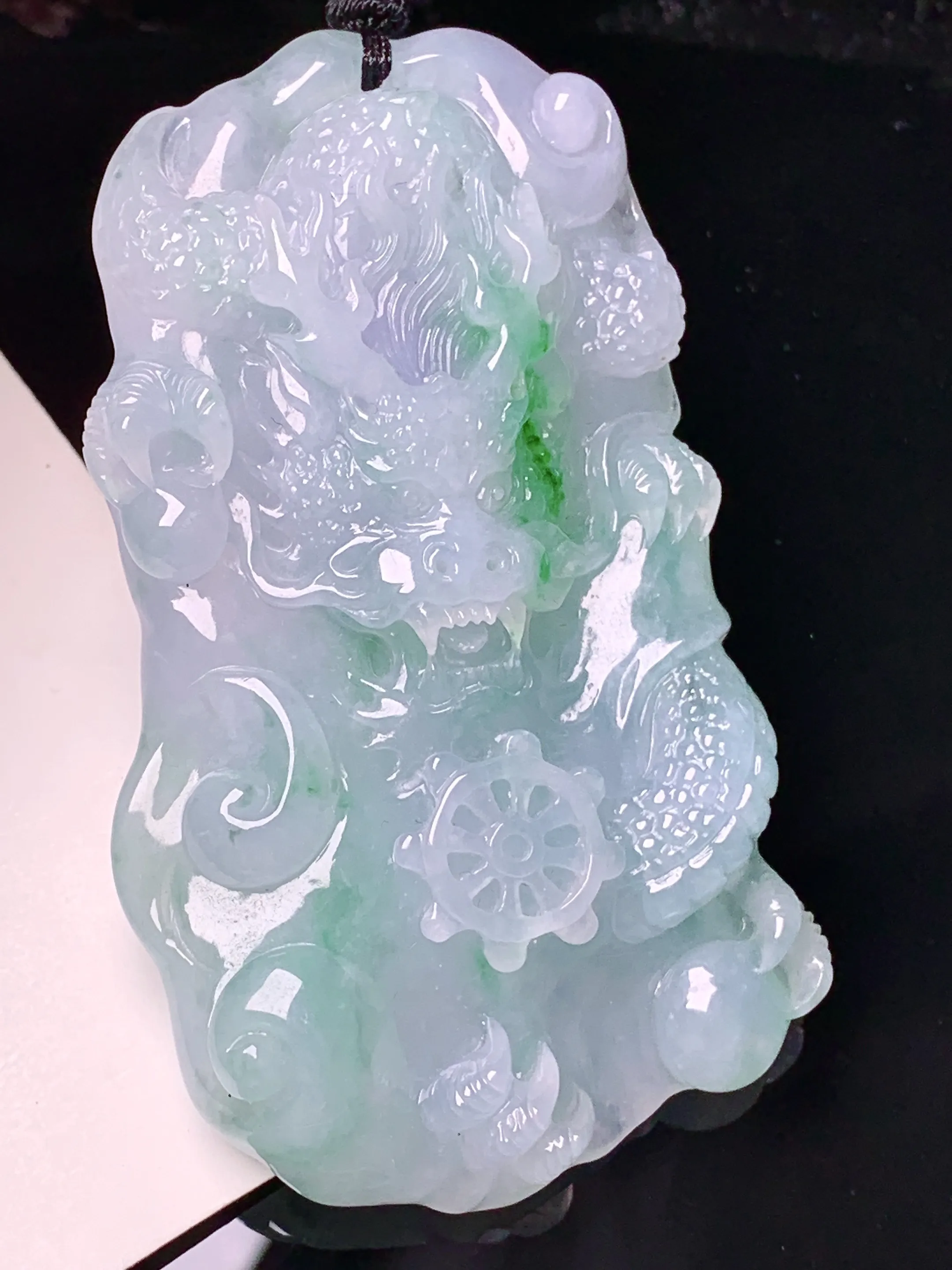 飘绿龙牌吊坠 玉质细腻 色泽艳丽清新 整体尺寸72.7*41*11.8