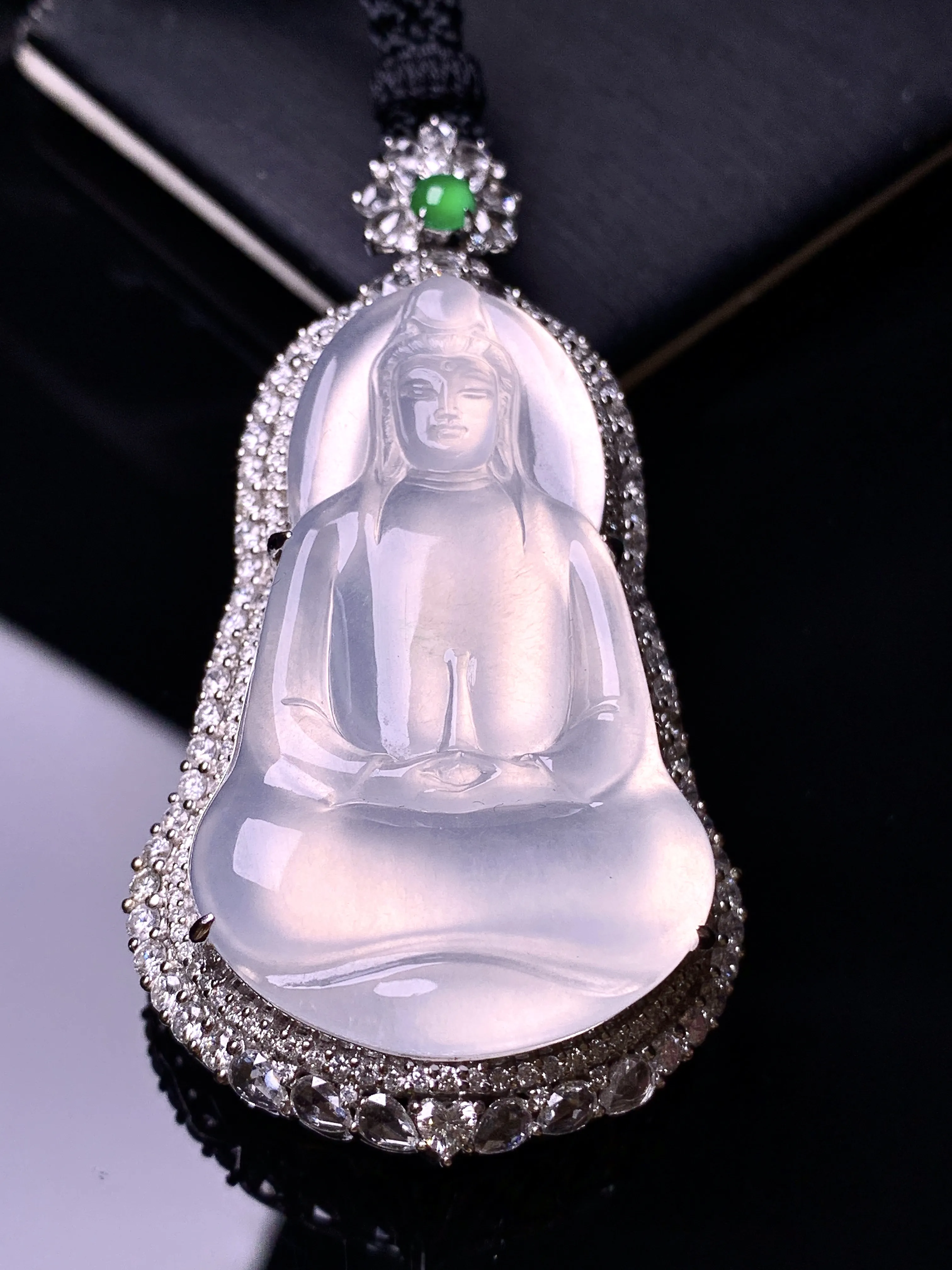 18k金钻镶嵌冰种观音菩萨吊坠 玉质细腻 色泽清新艳丽 整体尺寸63.6*33*16.5