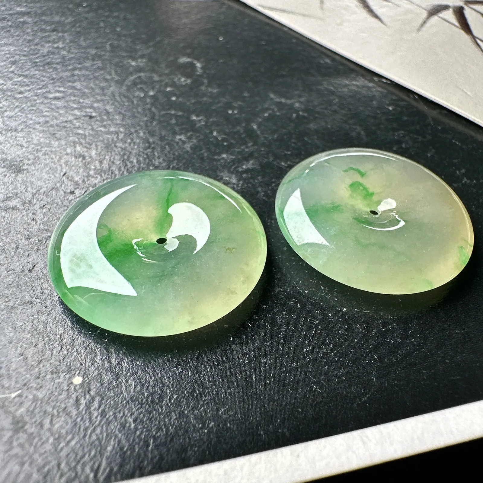 【冰种黄加绿平安扣一对】质地细腻，难得的冰润度，难得的好颜色，韵味十足，古色古香