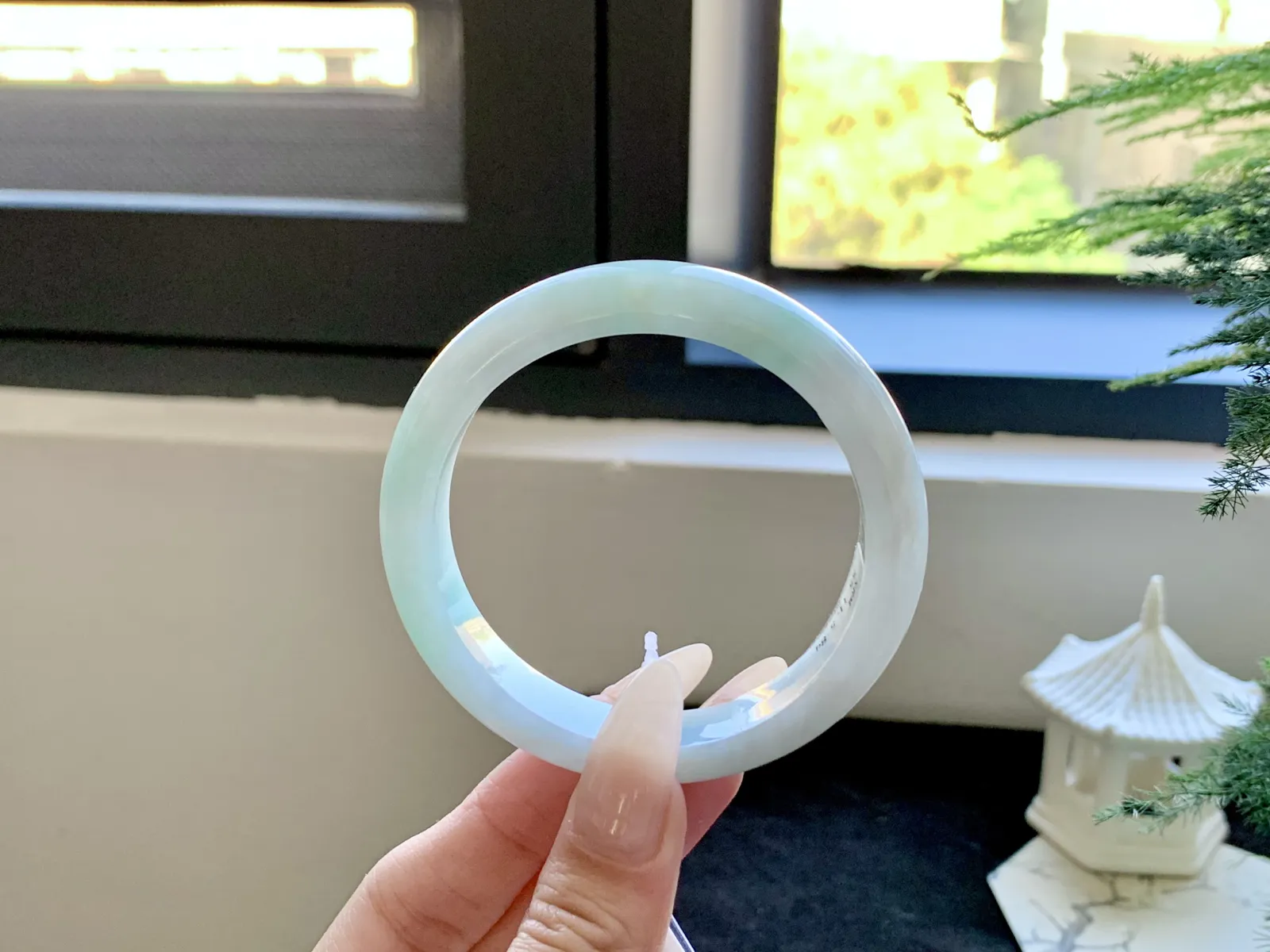 ⭕️55-11.5-8
晴底如澄澈晴空般晴底如澄澈晴空般清新，淡绿色似新叶初萌，悠悠飘于镯间，腕上萦绕诗意清韵