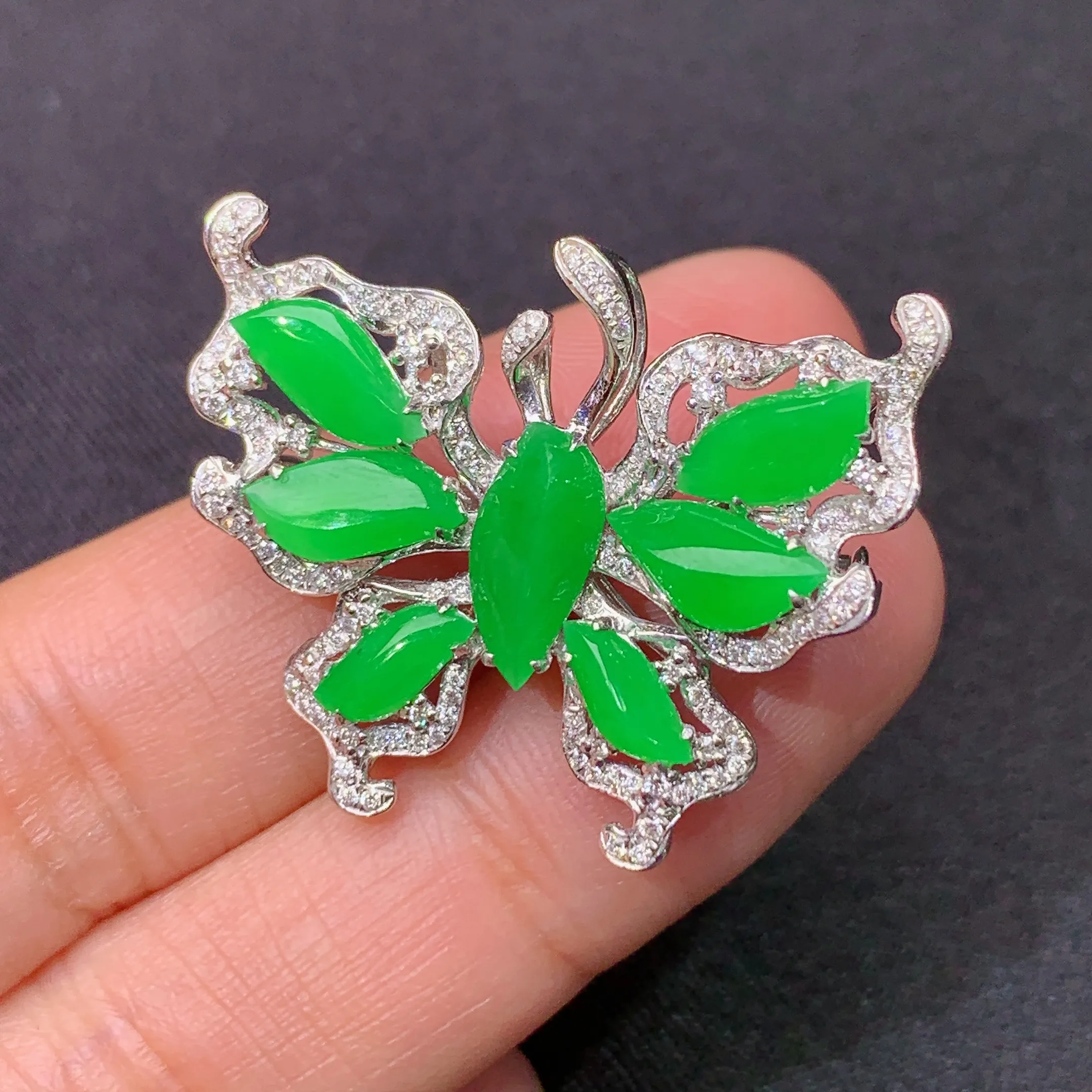 冰阳绿随形蝴蝶胸针，吊坠两用款，18k金镶嵌，款式新颖，冰润色阳，种水足，整体尺寸25.2*31*8.7