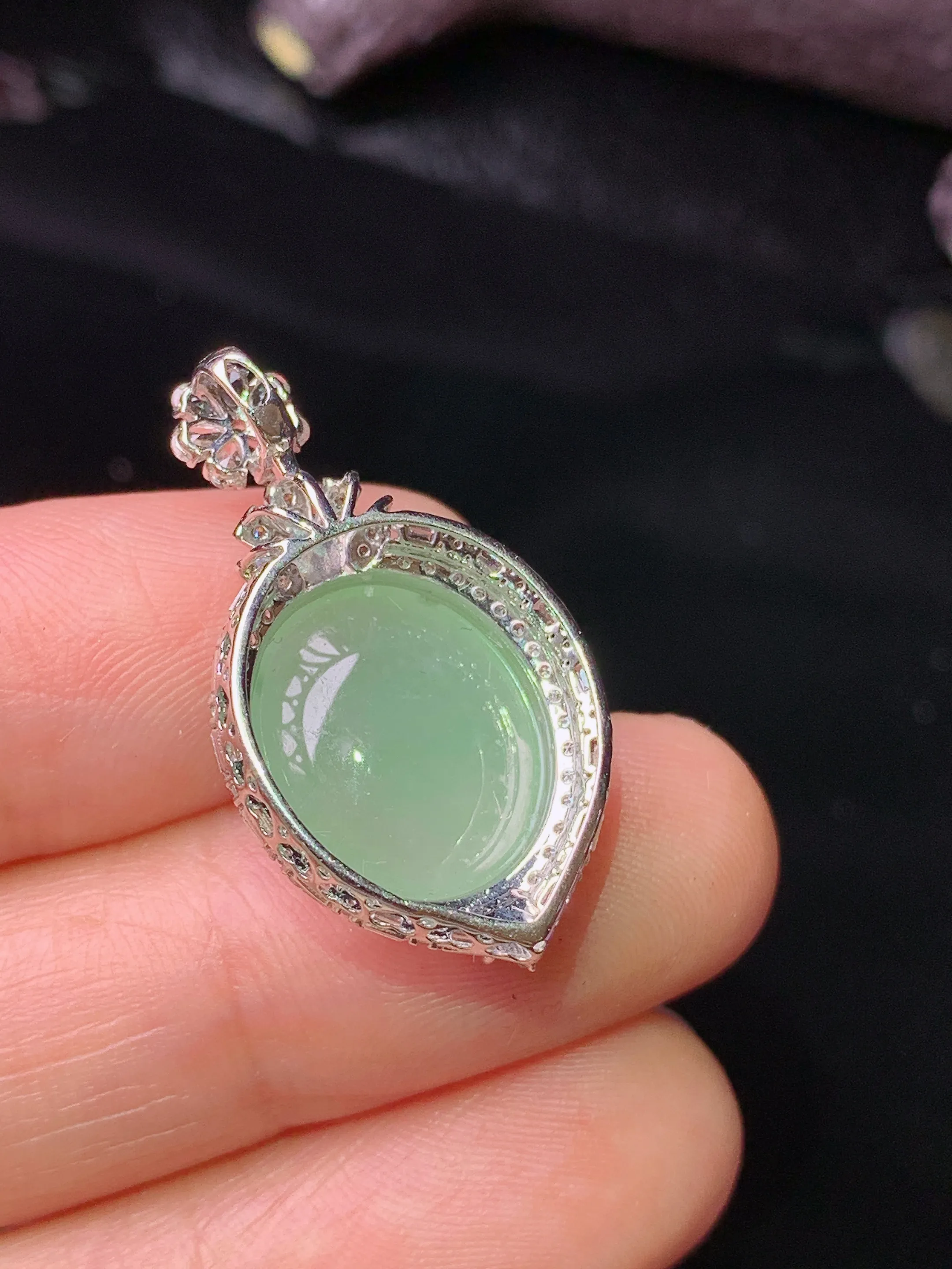 18k金钻镶嵌浅绿蛋面吊坠 玉质细腻 色泽清新艳丽 整体尺寸28*15.6*9.2