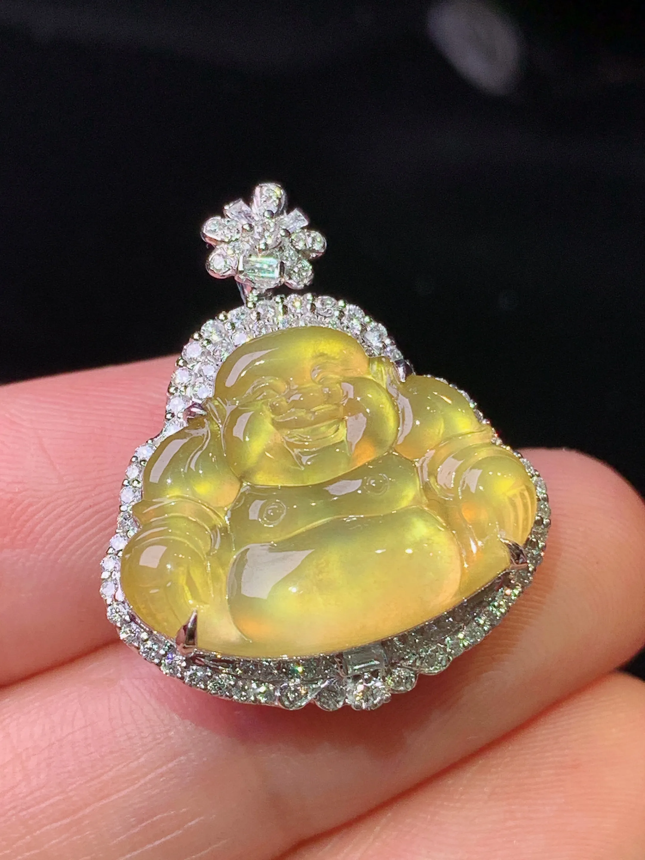 18k金钻镶嵌冰种黄翡佛公吊坠 玉质细腻 色泽清新艳丽 整体尺寸26.2*21.5*10