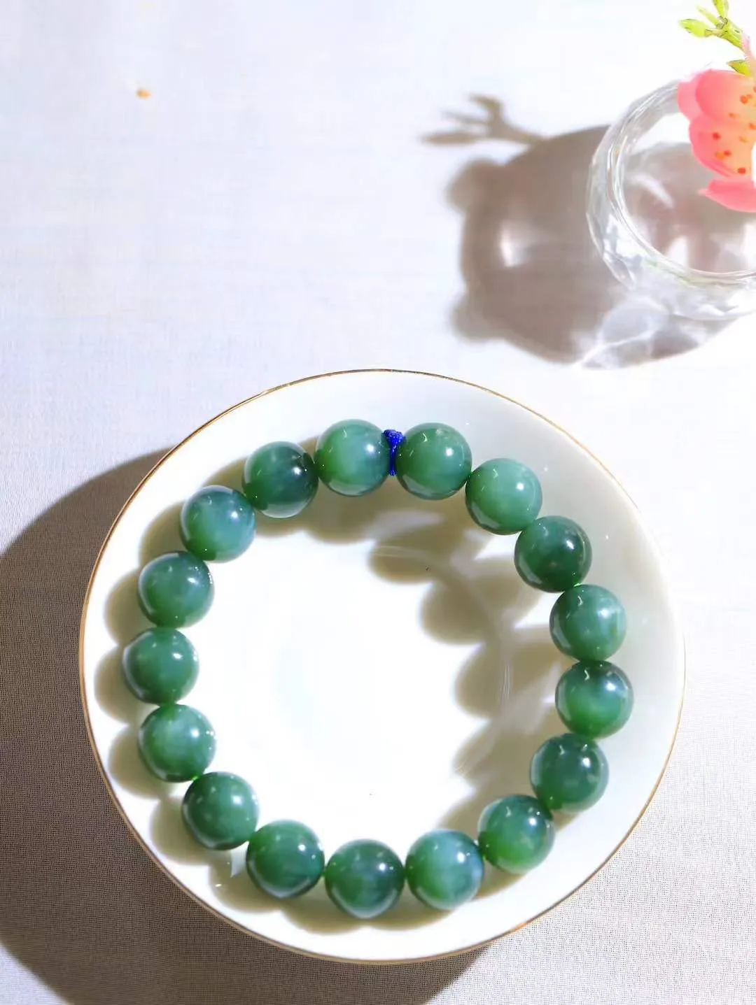 【珠圆玉润.手串】

精品和田玉碧玉猫眼珠圆玉润手串 玉质温润细腻  整串打磨圆润，佩戴舒适。珠珠落玉盘，间关莺语花底滑，一生美好时光，无论身在何处，都有它相伴相守。事事顺遂，幸福美满，吉祥如意。重46克 尺寸取一12mm FDT-161103013