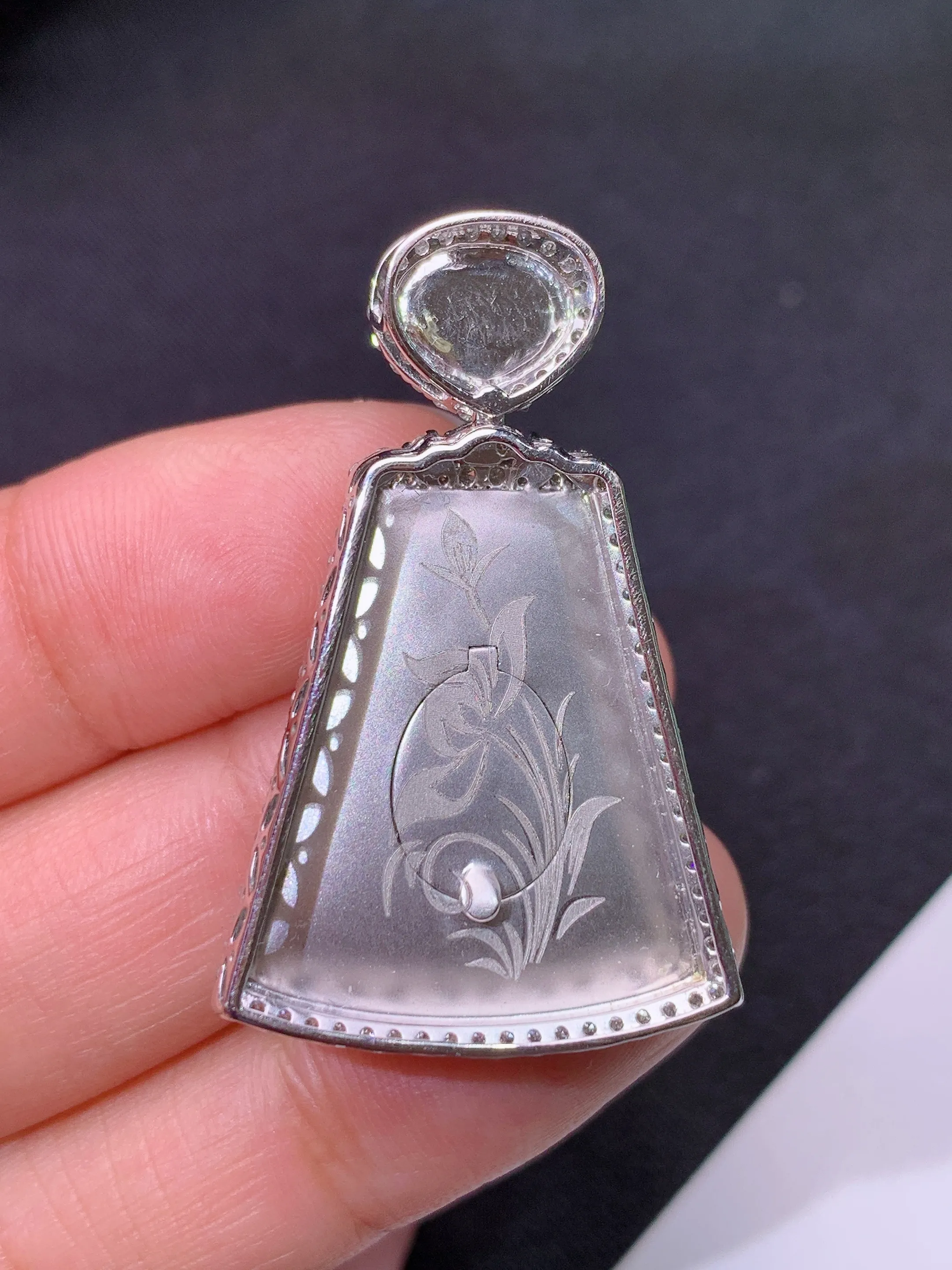 冰阳绿无事牌吊坠，18k金镶嵌，冰润色阳，种老水足，整体尺寸38.4*24.2*8.1