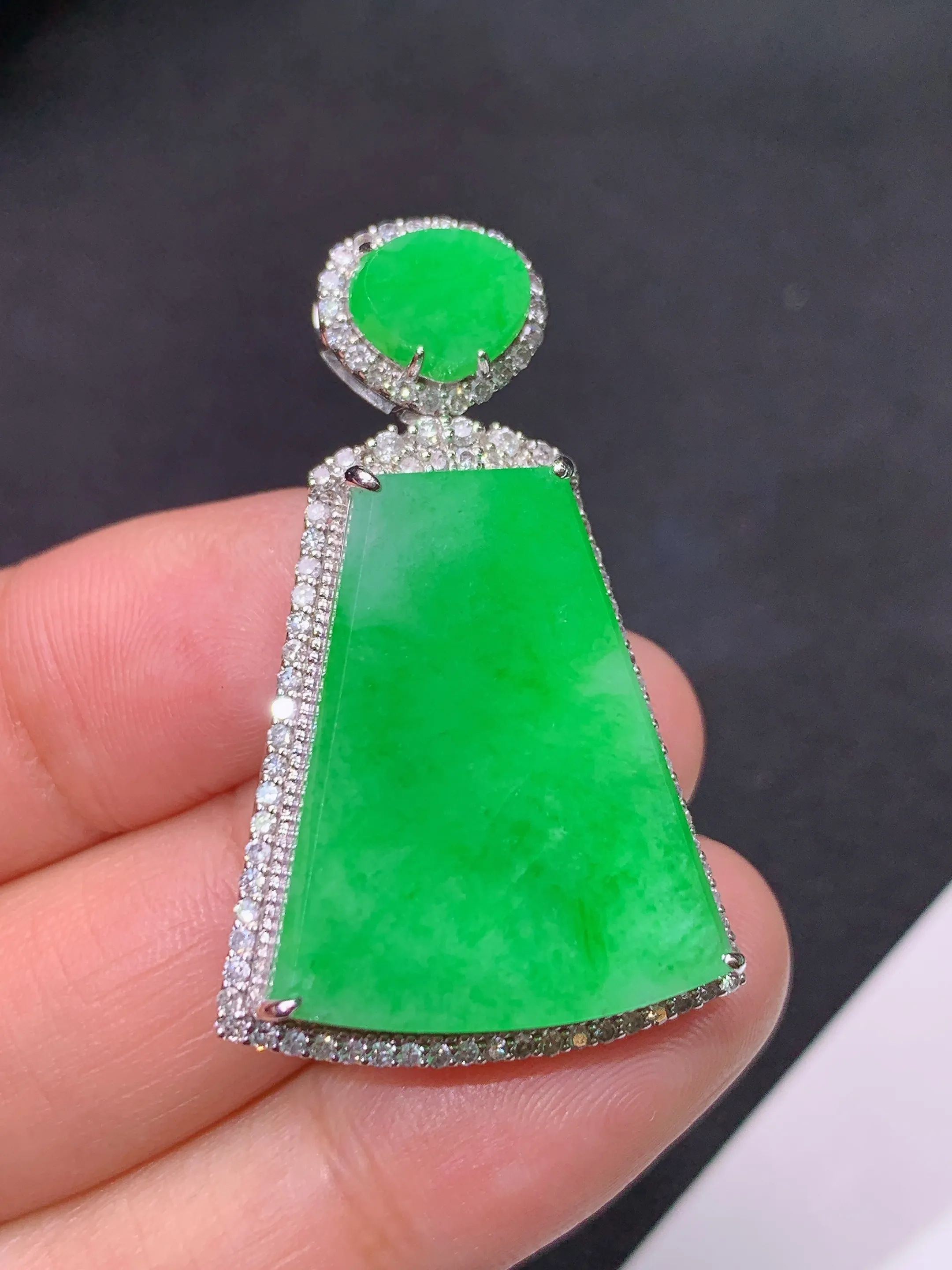 冰阳绿无事牌吊坠，18k金镶嵌，冰润色阳，种老水足，整体尺寸38.4*24.2*8.1