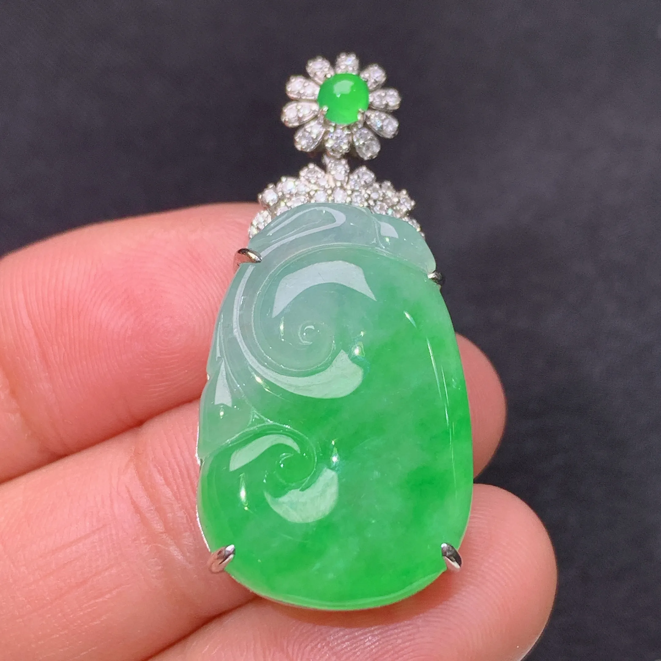 冰飘绿如意吊坠，18k金镶嵌，冰润色阳，玉质细腻，种水足，整体尺寸35.1*16.4*7.9