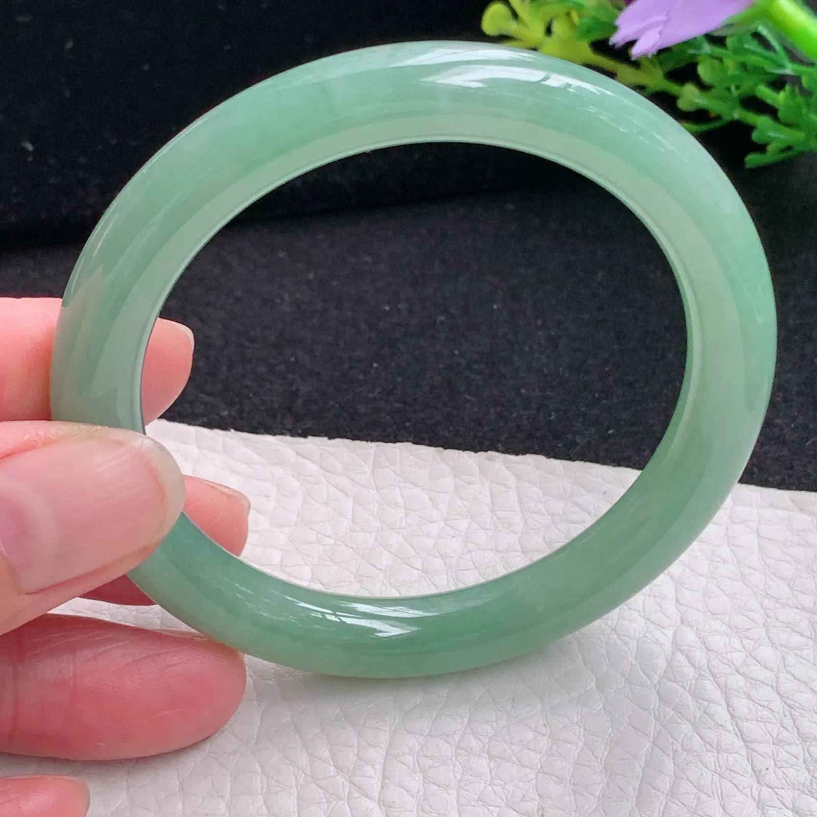 n自然光54*8.8叮当镯 缅甸翡翠a货玉手镯黄加绿圆条玉手环