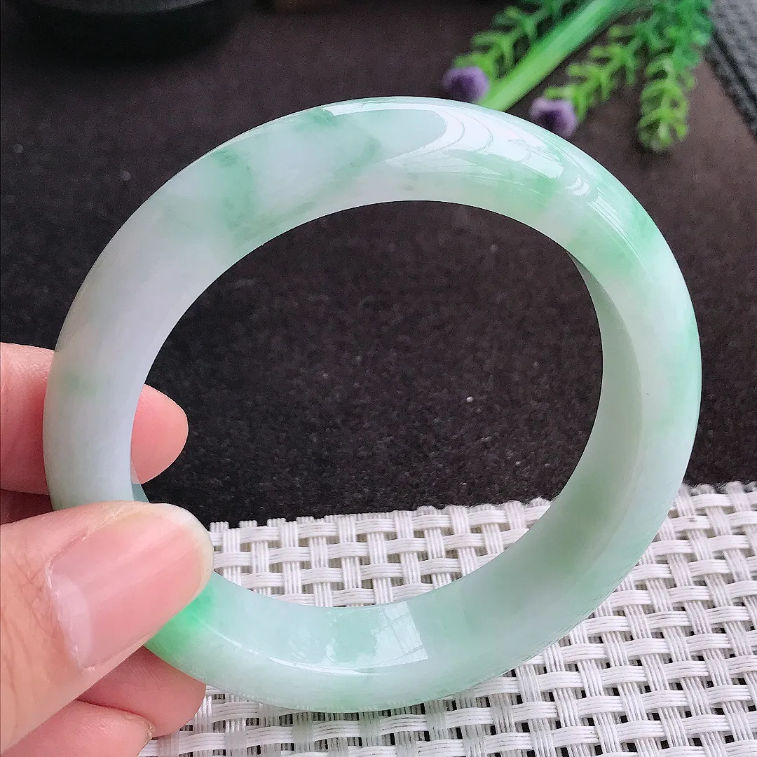 天然A货翡翠57.8/14.2/9.2老坑精美温润飘绿手镯宽边玉手镯