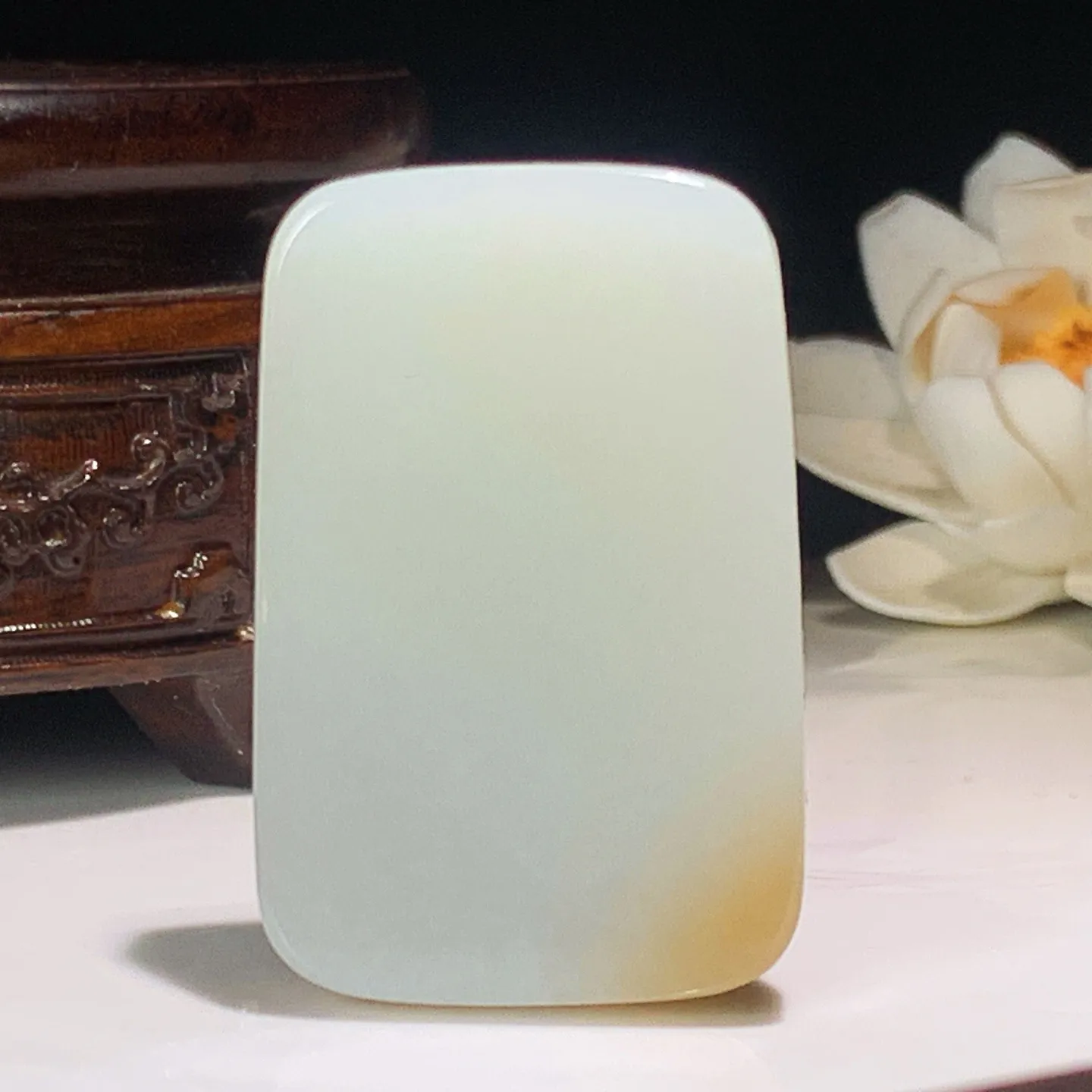 新疆和田玉且末糖坐莲观音牌挂件。尺寸47/31/15重43.6克。玉质细腻油润。手推出油。佩戴高端典雅。lt251201