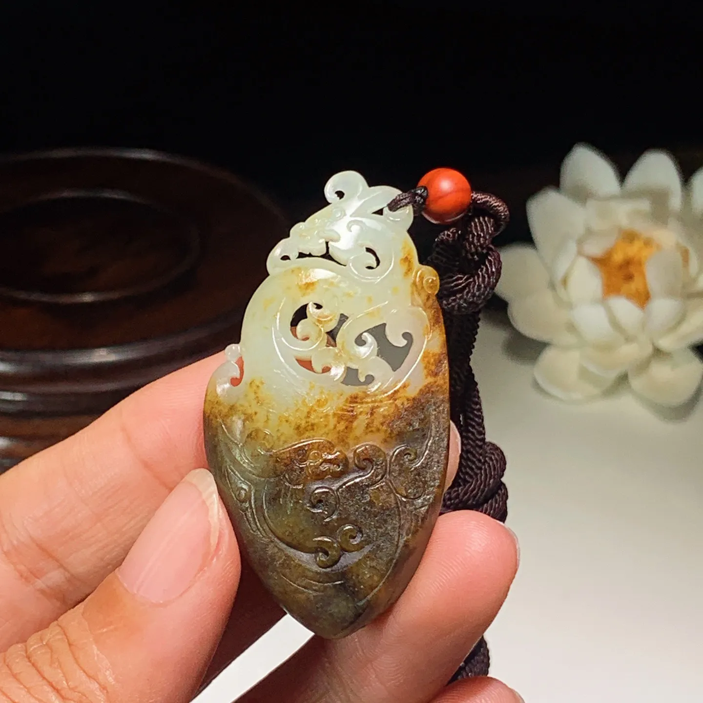 新疆和田玉籽料仿古龙凤呈祥挂件。尺寸53/28/9重18克。玉质细腻油润。手推出油。佩戴高端典雅。lt251201