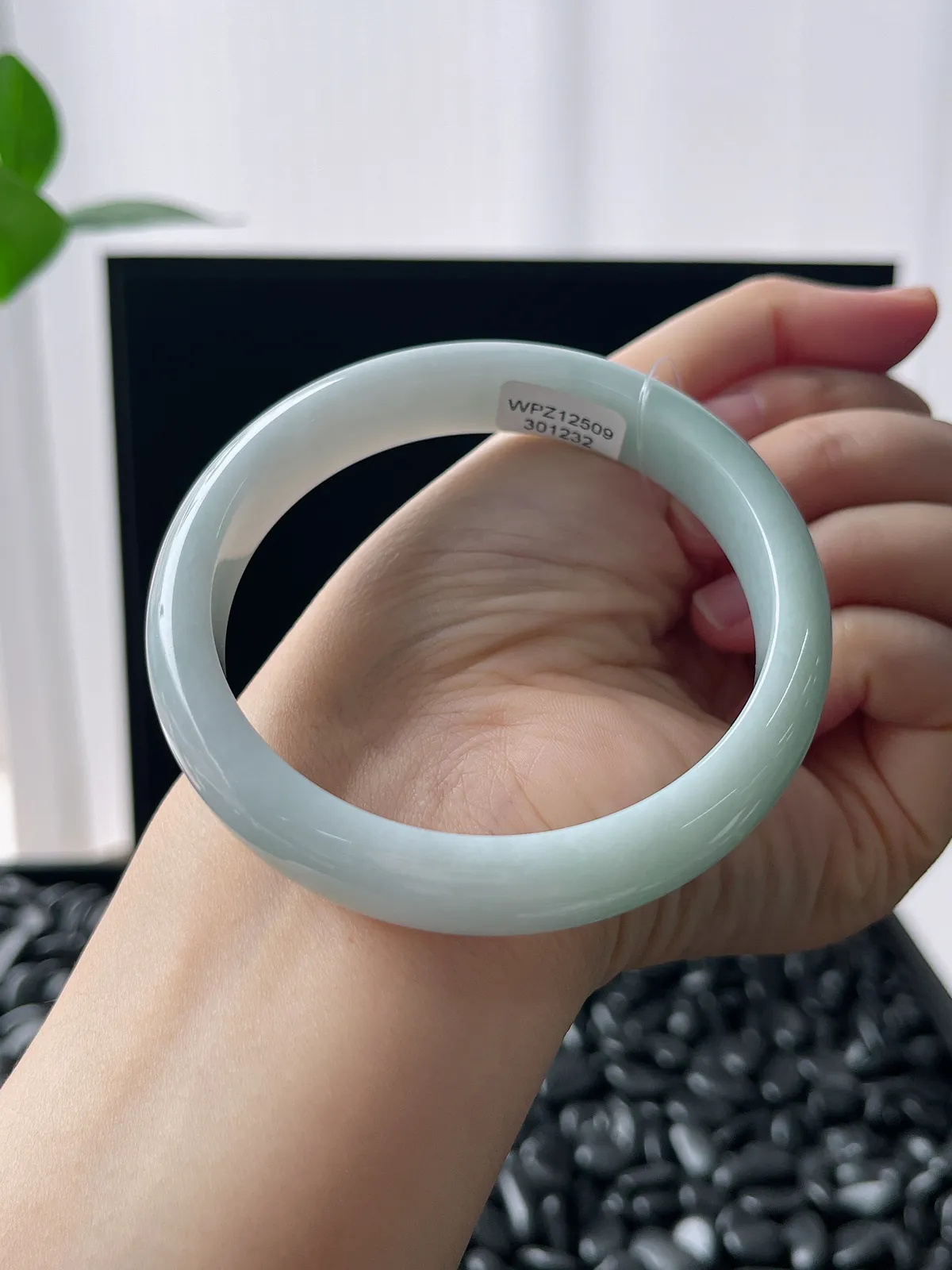 正圈59.3圈口，翡翠糯化种淡绿色手镯