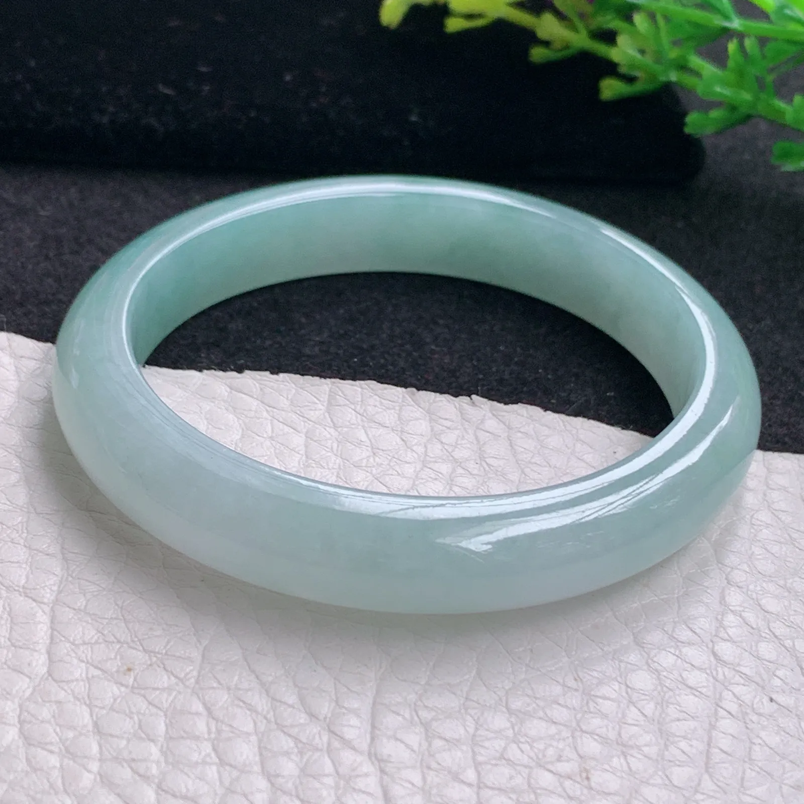 js自然光54*49*10*7.3贵妃镯 缅甸翡翠a货玉手镯清新蛋形宽边玉手环