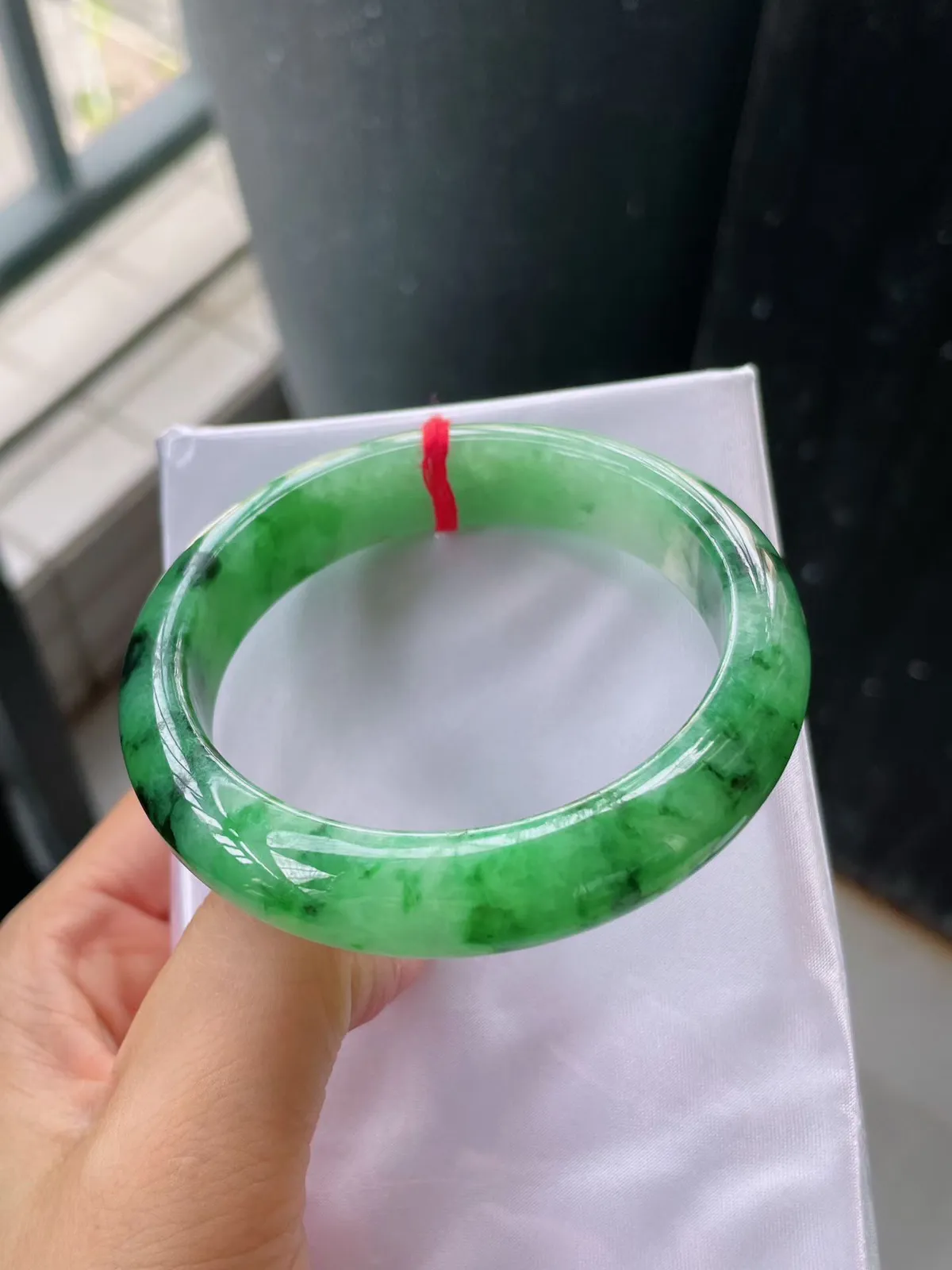 【翡翠名称】老种冰飘花56正圈口翡翠手镯
【翡翠尺寸】56-13-9.2mm适合55-57正圈口佩戴  宝贝是自然光实拍哈
【翡翠描述】缅甸天然翡翠A货，种老水足，玉质细腻，色泽靓丽，性价比高，佩戴效果好！