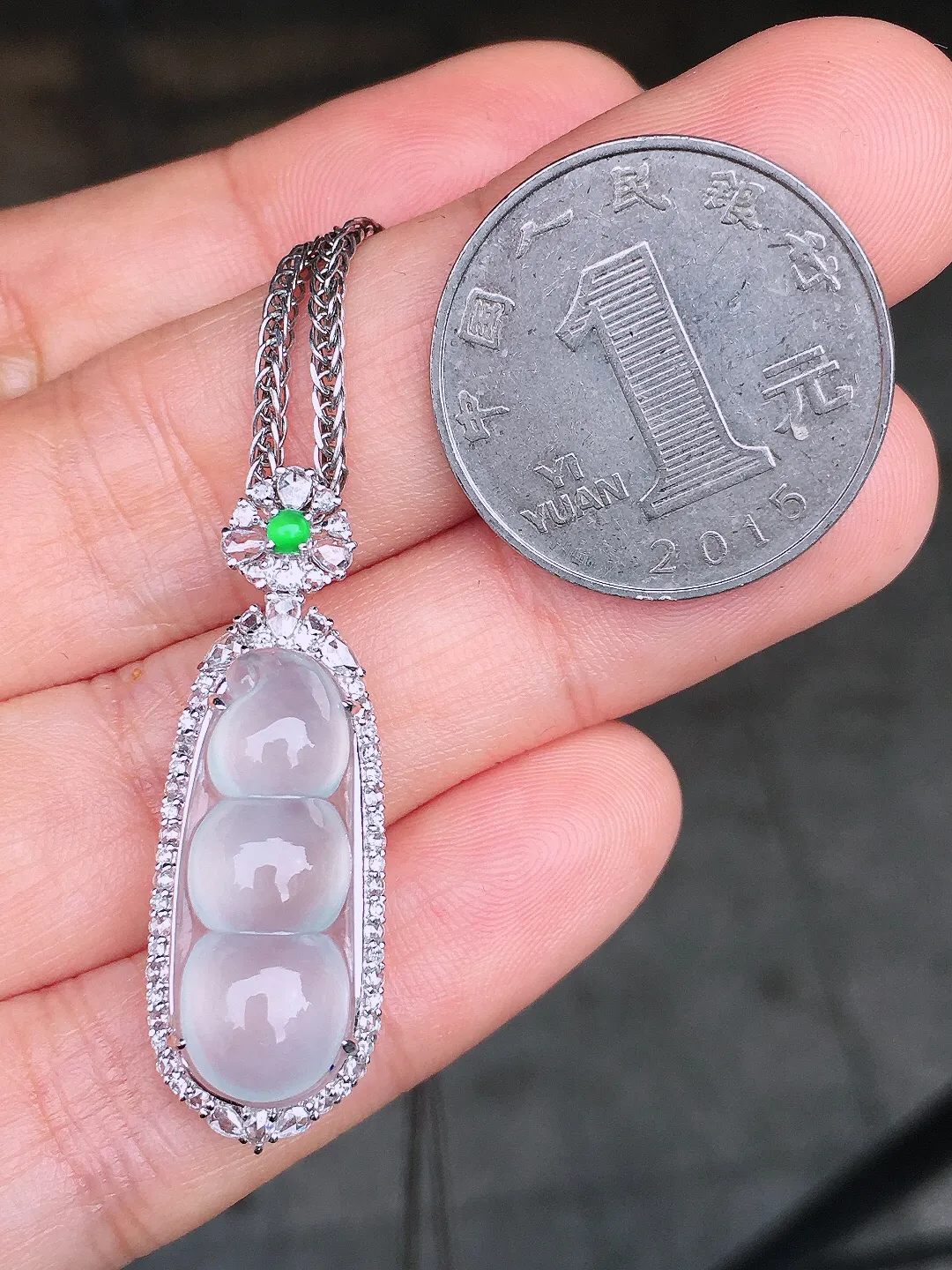 冰种福豆吊坠，玉质细腻，荧光感超
强，饱满圆润，尽显优雅气质，18k
金豪华镶嵌