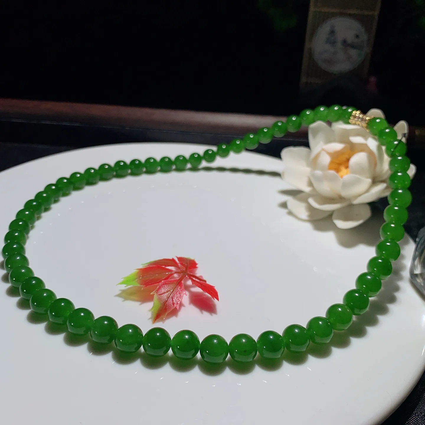 和田玉阳绿俄罗斯碧玉项链。碧玉妈妈链。单颗尺寸8。玉质细腻油润。手推出油。佩戴高端典雅。lt251201