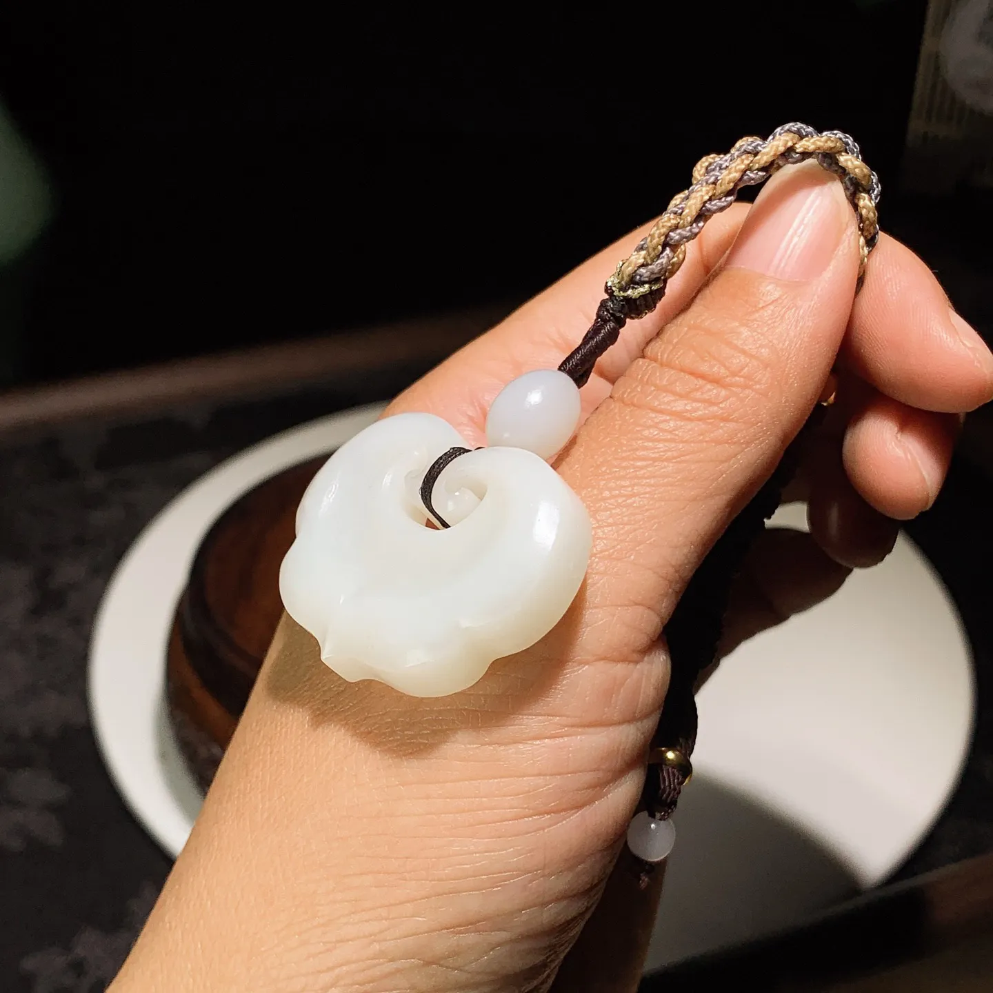 和田玉白玉如意锁挂件。尺寸29/38/10重22.5克。玉质细腻油润。手推出油。佩戴高端典雅。lt2