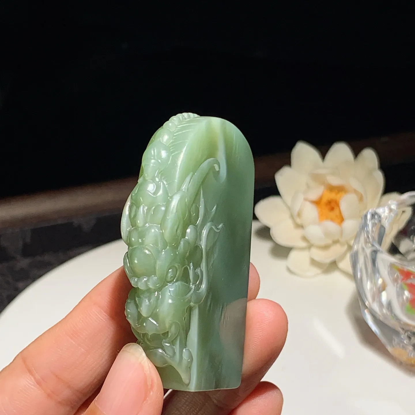 和田玉粉青猫眼俄罗斯碧玉龙佑一方牌子挂件。尺寸60/36/12重63.5克。玉质细腻油润。手推出油。佩戴高端典雅。lt251201