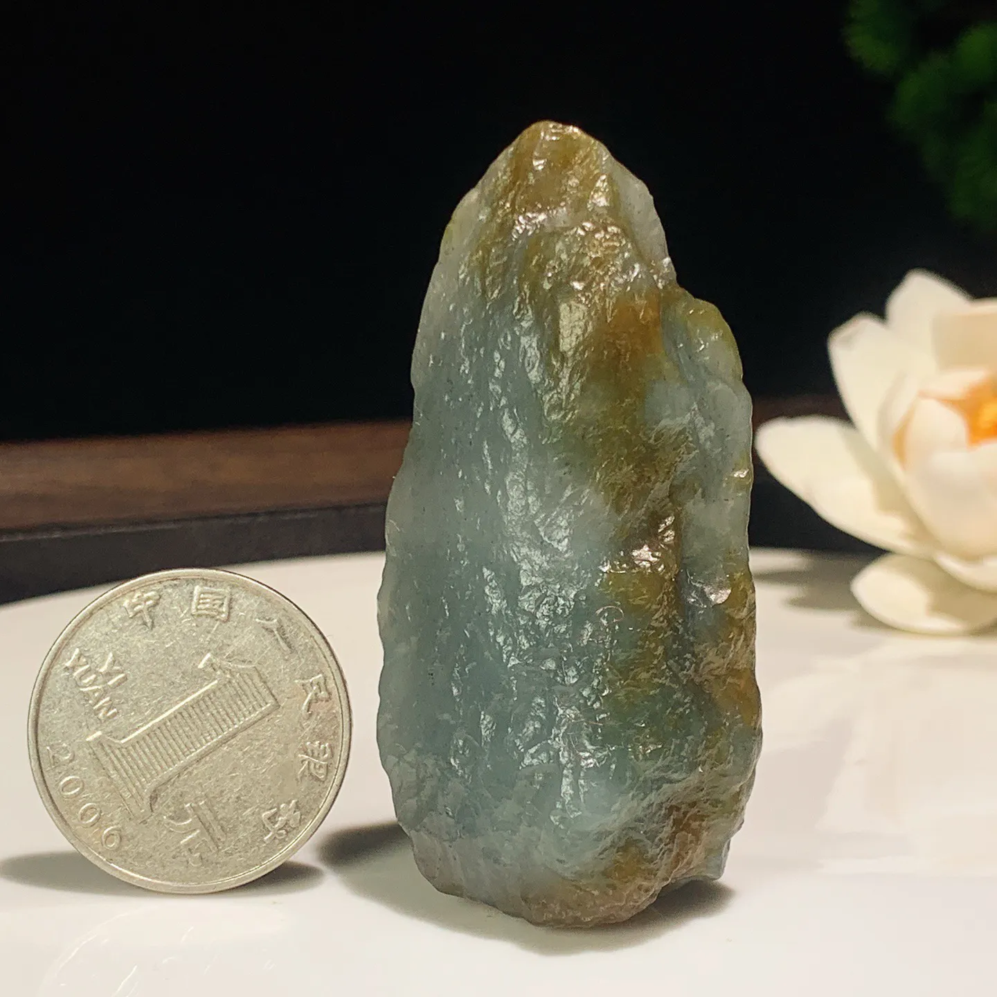 新疆和田玉且末糖飘蓝翠太湖石原石挂件。尺寸60/29/18重45.3克。玉质细腻油润。手推出油。佩戴高端典雅。lt251201