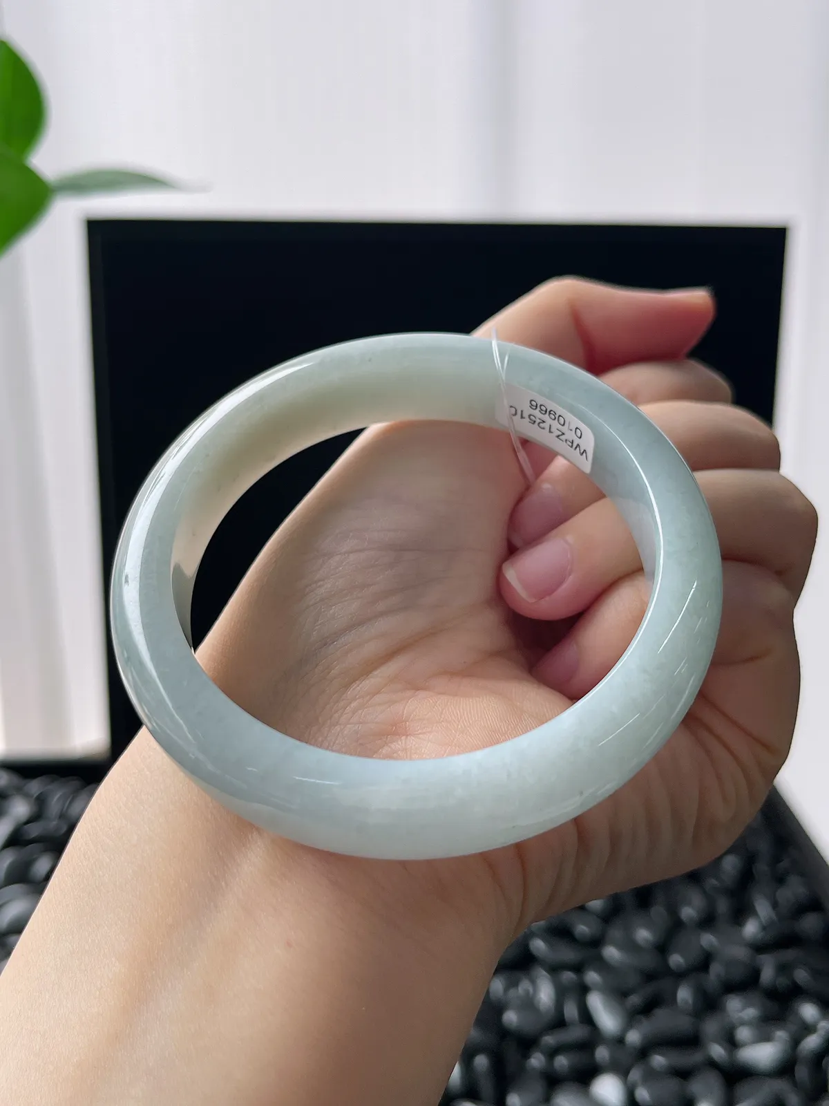 正圈58.4圈口，翡翠糯化种淡绿色手镯