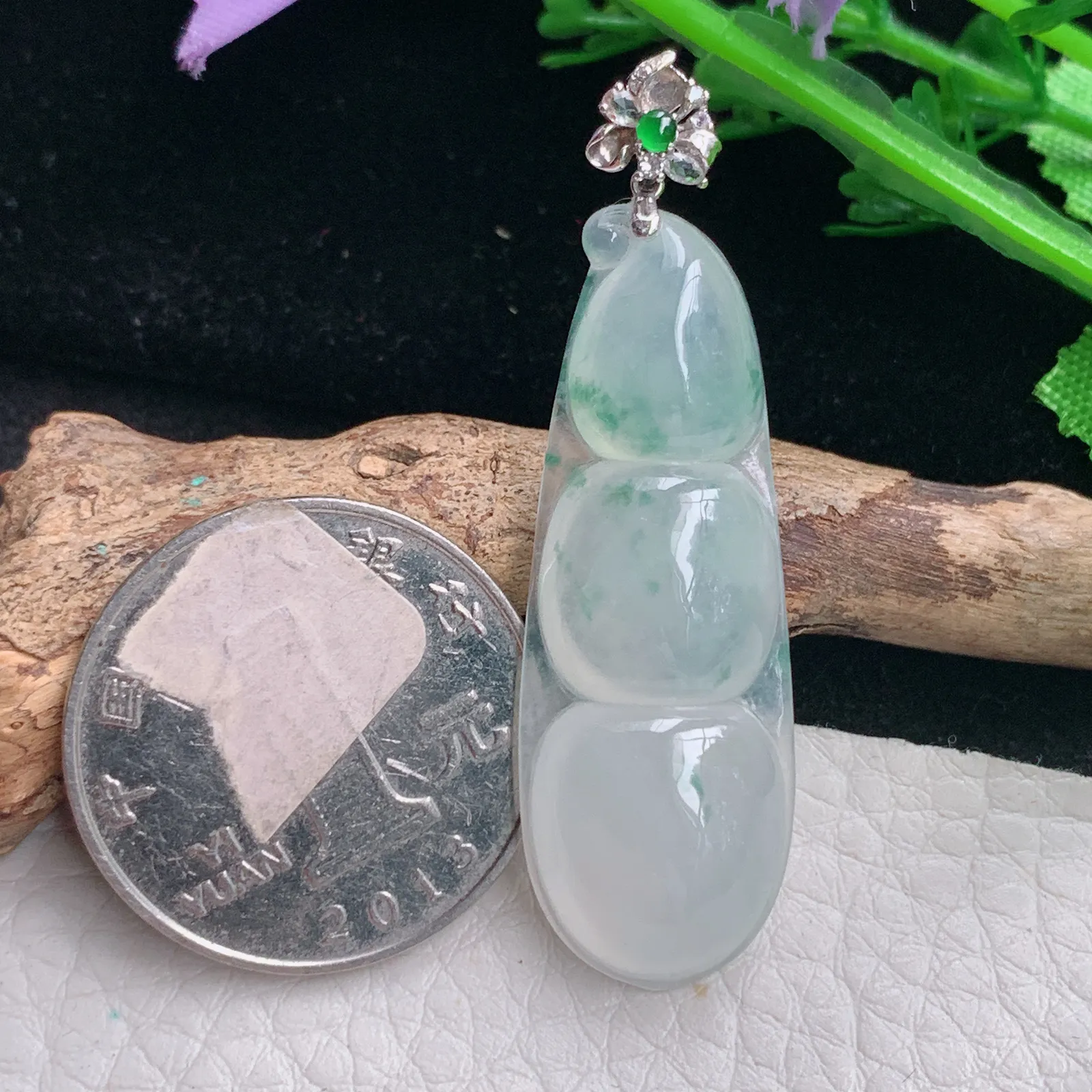 abc自然光48*14.3*6天然缅甸翡翠冰飘花平安豆 四季豆玉吊坠 玉挂件