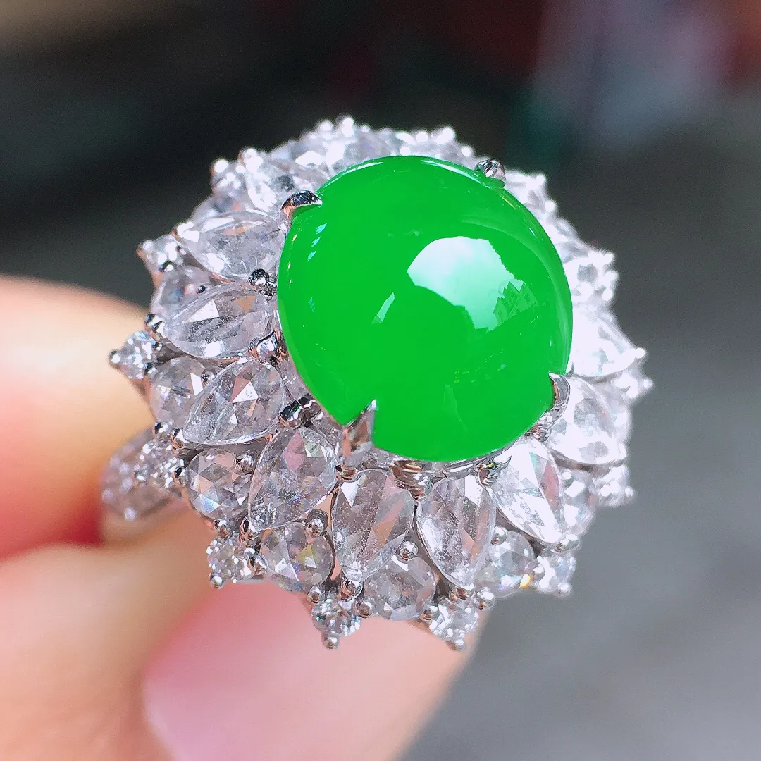 阳绿蛋面戒指，色泽均匀艳丽，玉质细腻，荧光感超
强，饱满圆润，尽显优雅气质，18k
金豪华镶嵌