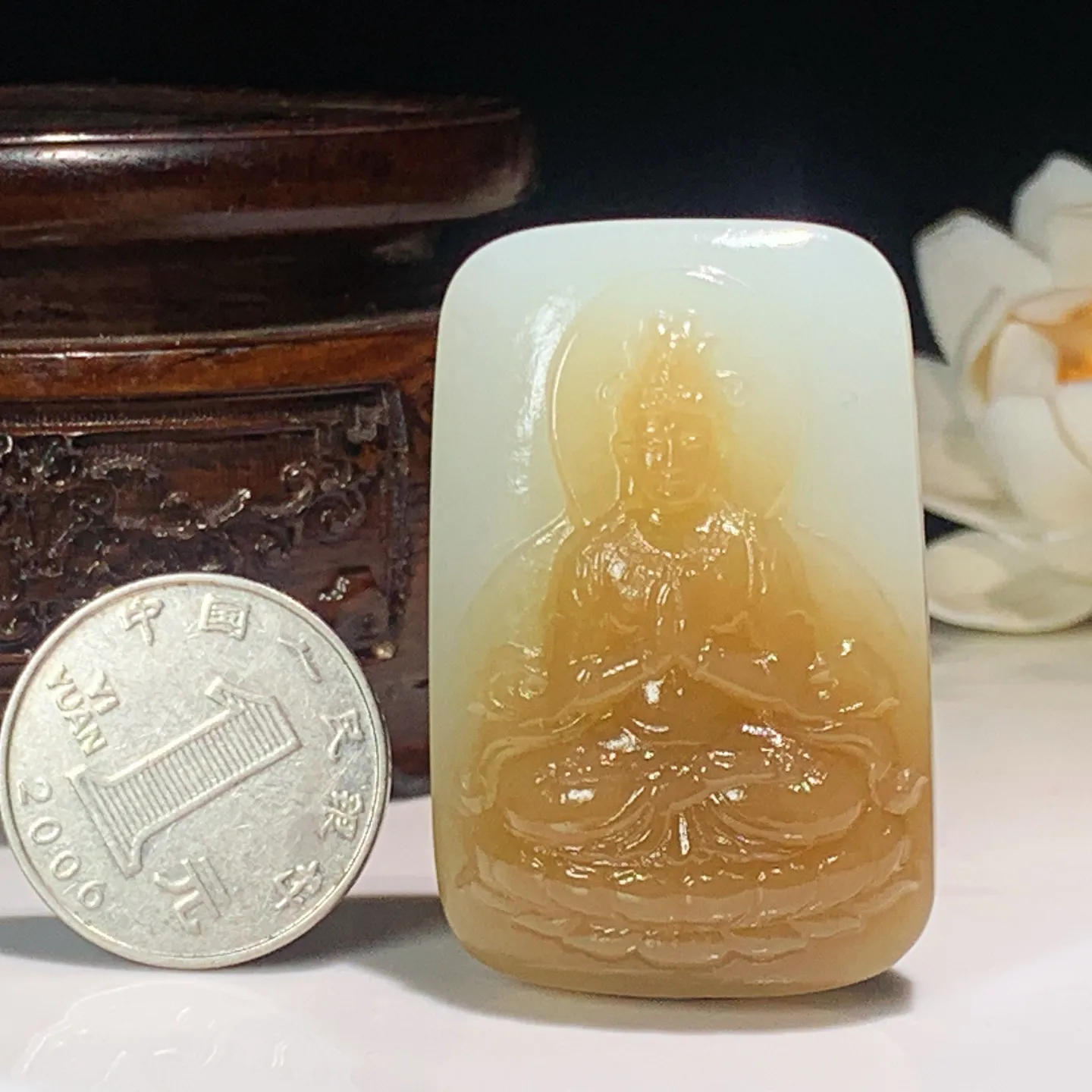 新疆和田玉且末糖坐莲观音牌挂件。尺寸47/31/15重43.6克。玉质细腻油润。手推出油。佩戴高端典雅。lt251201