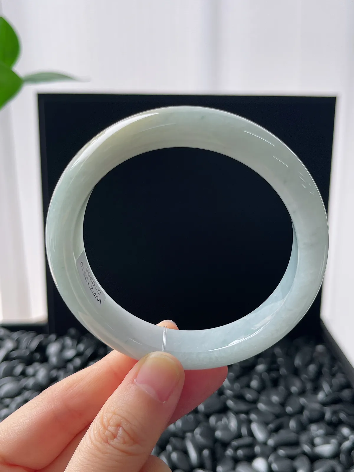 正圈58.4圈口，翡翠糯化种淡绿色手镯