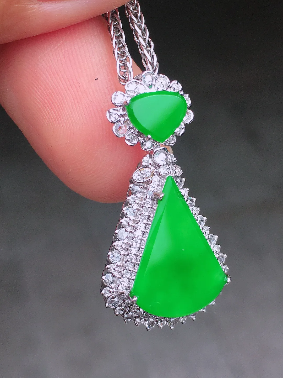 阳绿二合一吊坠，色泽均匀艳丽，玉质细腻，荧光感超
强，饱满圆润，尽显优雅气质，18k
金豪华镶嵌