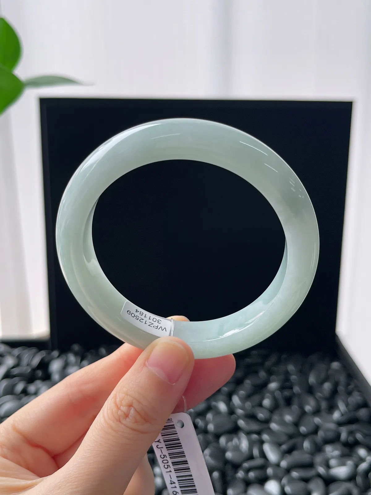 正圈55.6圈口，翡翠糯化种浅绿色手镯