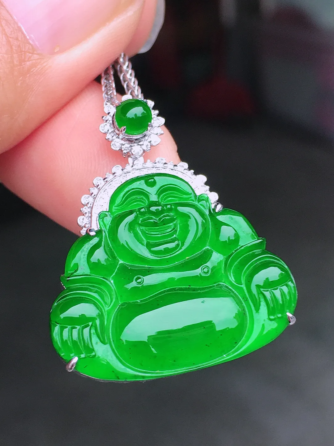 满绿佛公吊坠，色泽均匀浓郁，玉质细腻，荧光感超
强，饱满圆润，尽显优雅气质，18k
金豪华镶嵌